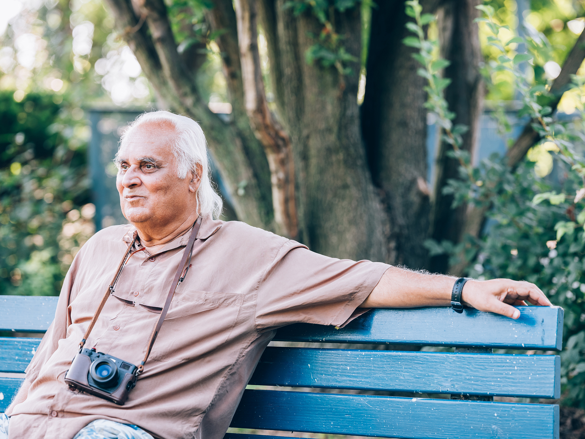 我会向你描述我心目中场景的样子然后希望你可以帮我总结一写关键词然后翻译成英语用逗号隔开场景内容是：一个30岁男人士官长星空科幻超广角8K