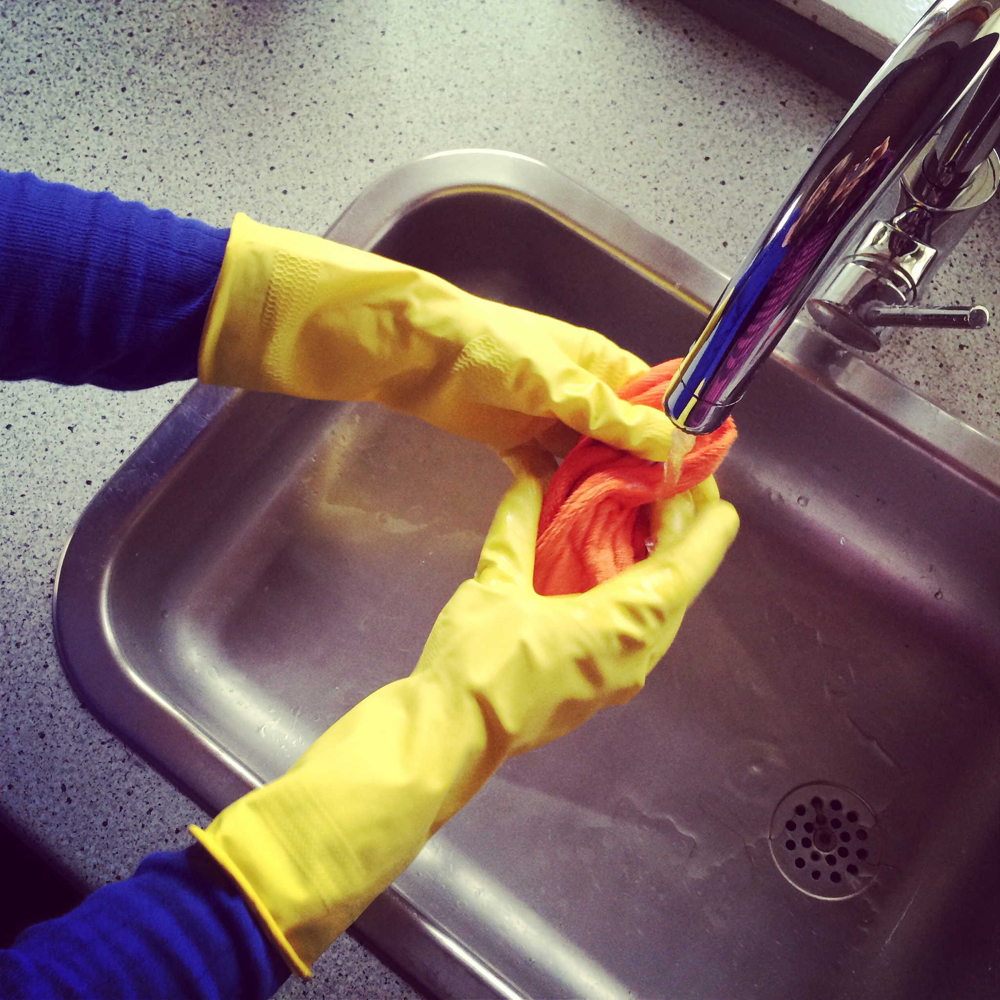 美缝剂沾在褂子上怎样才能洗掉，