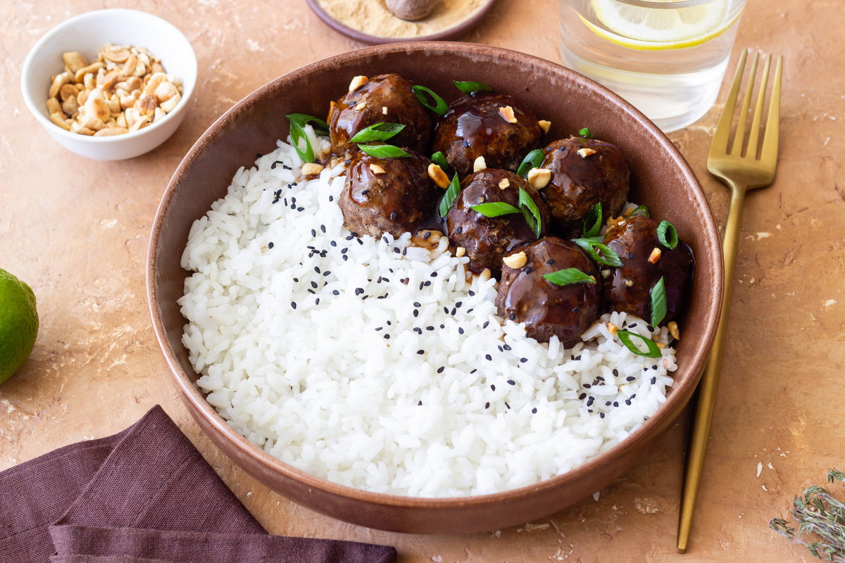 请根据下面的文案写一份相似的模板 描述更有画面感和诱惑力文字数量大致相同我家孩子特别爱吃卤肉饭但我从来不去外面买因为做法真的太简单了五块钱的五花肉给它切成肉丁下锅煸炒出油脂加入洋葱碎把洋葱炒软倒入一包台式卤肉汁其他调料都不用放了加入香菇丁和一大碗清水再放两个鸡蛋盖盖炖38分钟最后大火收汁即可自己在家做干净又卫生快收藏给家里小孩做起来吧