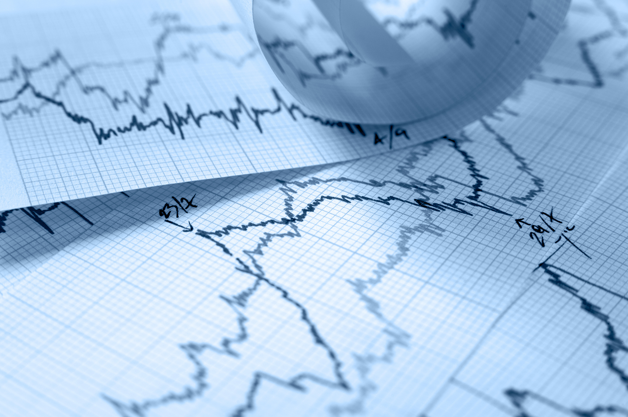 并将其作为时间依赖的协变量输入到Cox比例风险模型中进行分析。为我举个例子协变量位中性粒细胞