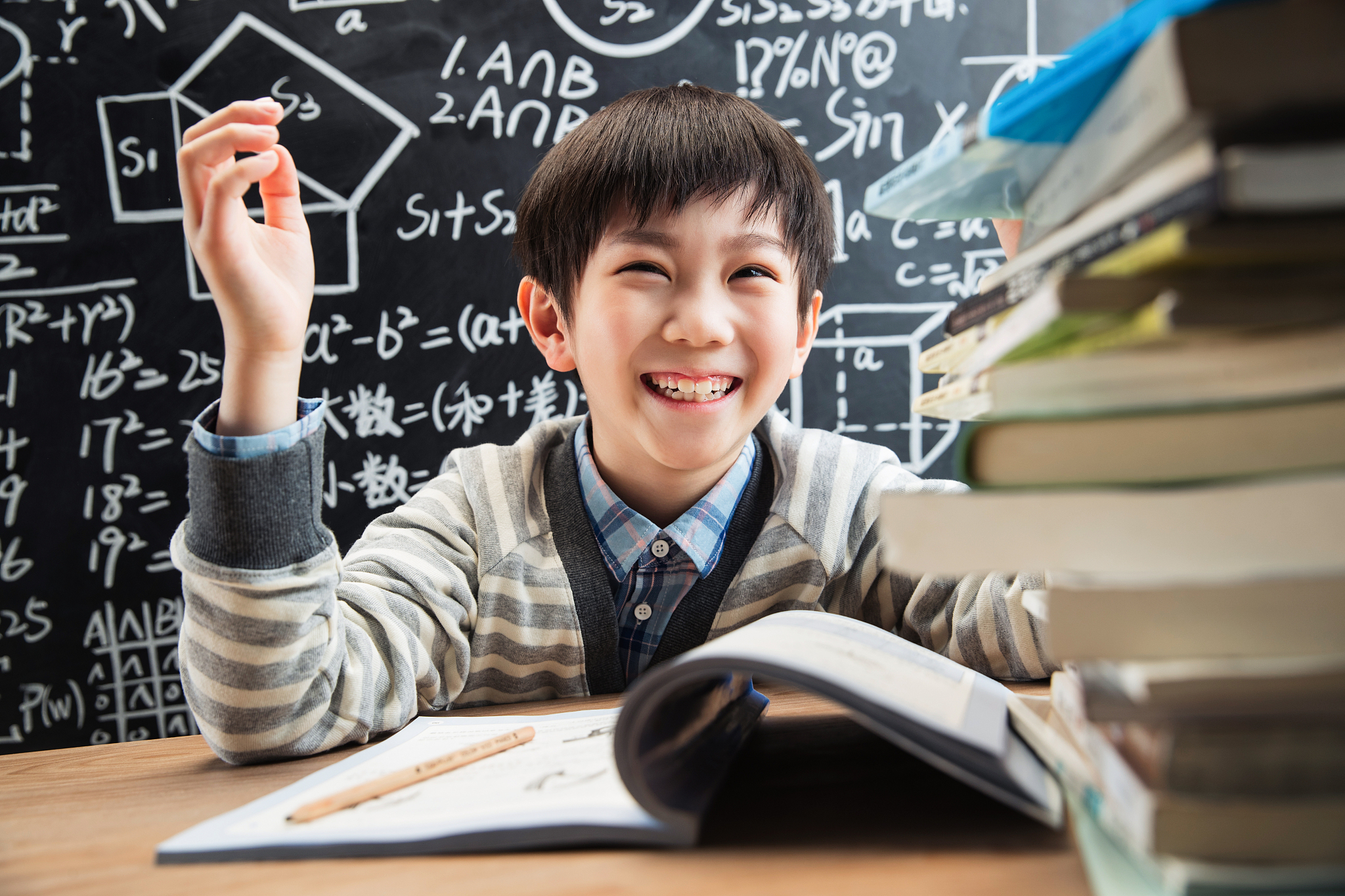 小男孩快乐学习