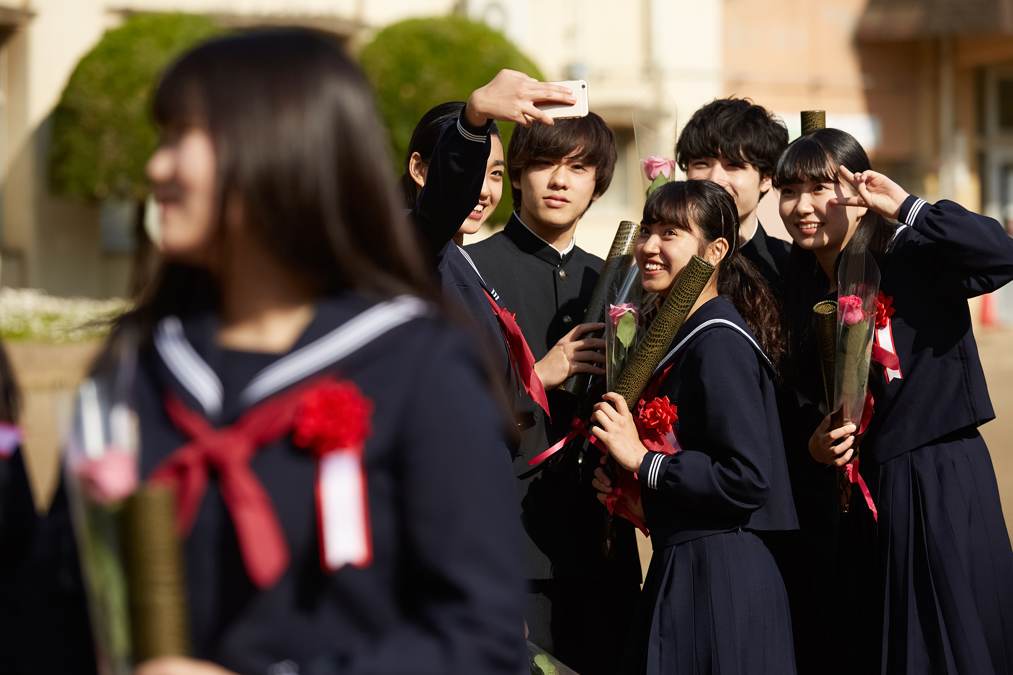 信仰与自由：教会校服下的质疑