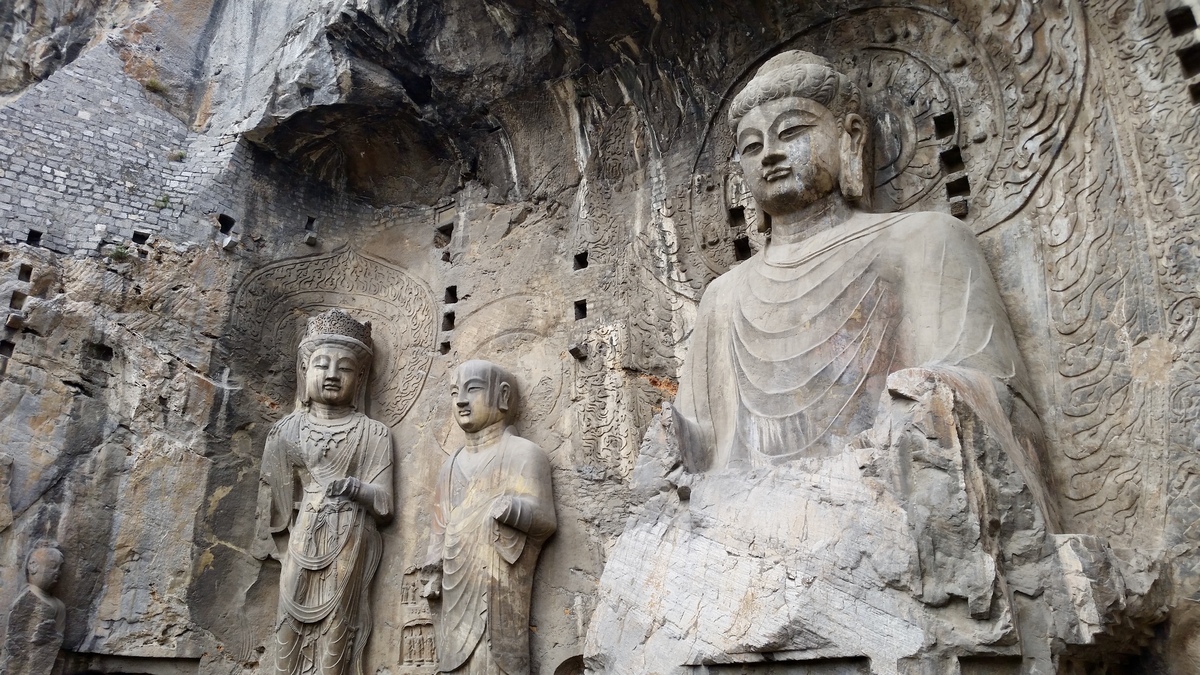 我去洛阳旅游 帮我写发微信朋友圈有诗意的文案 内容简短精悍