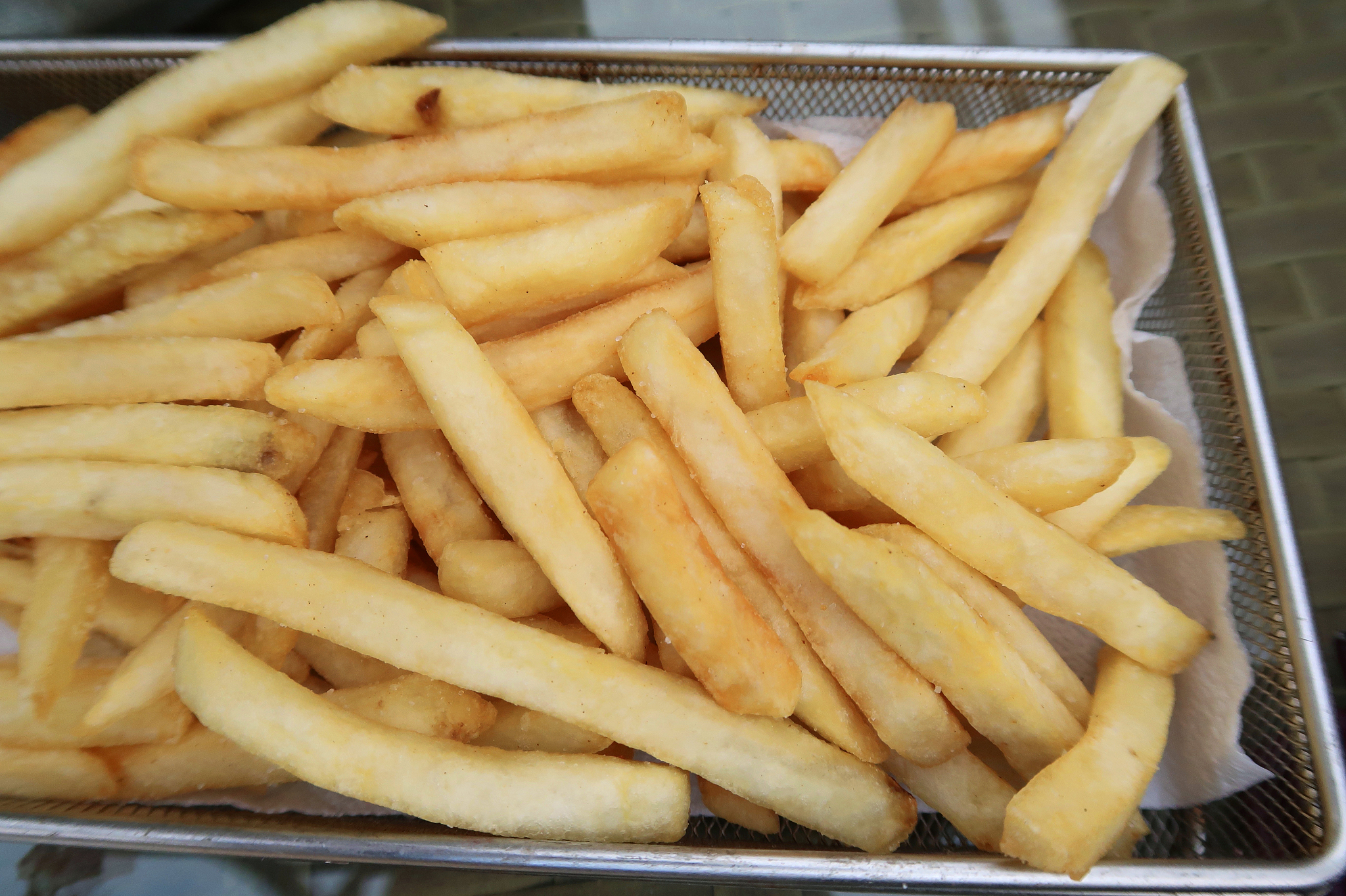 image of crispy chunky chips / french fries takeaway food at bar