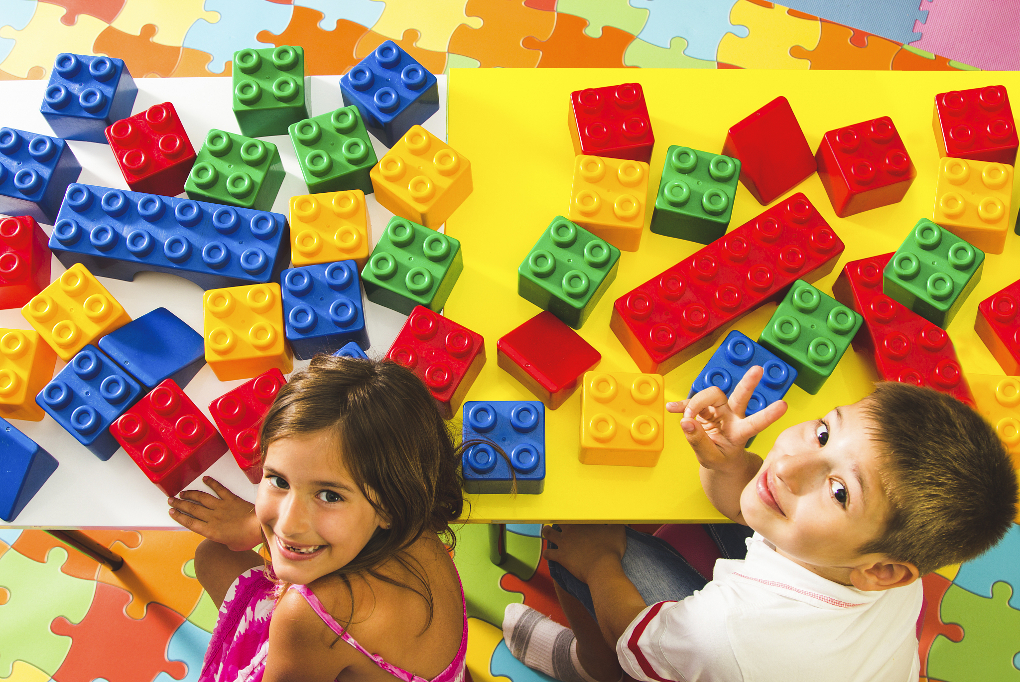 积木搭建成童年的城堡稚嫩的手幸福成长一块块方块拼接成幸福陪伴着我和弟弟的成长。以上面的结构为模板如何续写