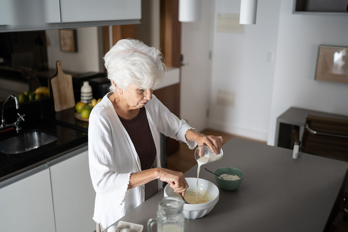 月光下的厨房：老婆婆与年轻人的温馨谈心