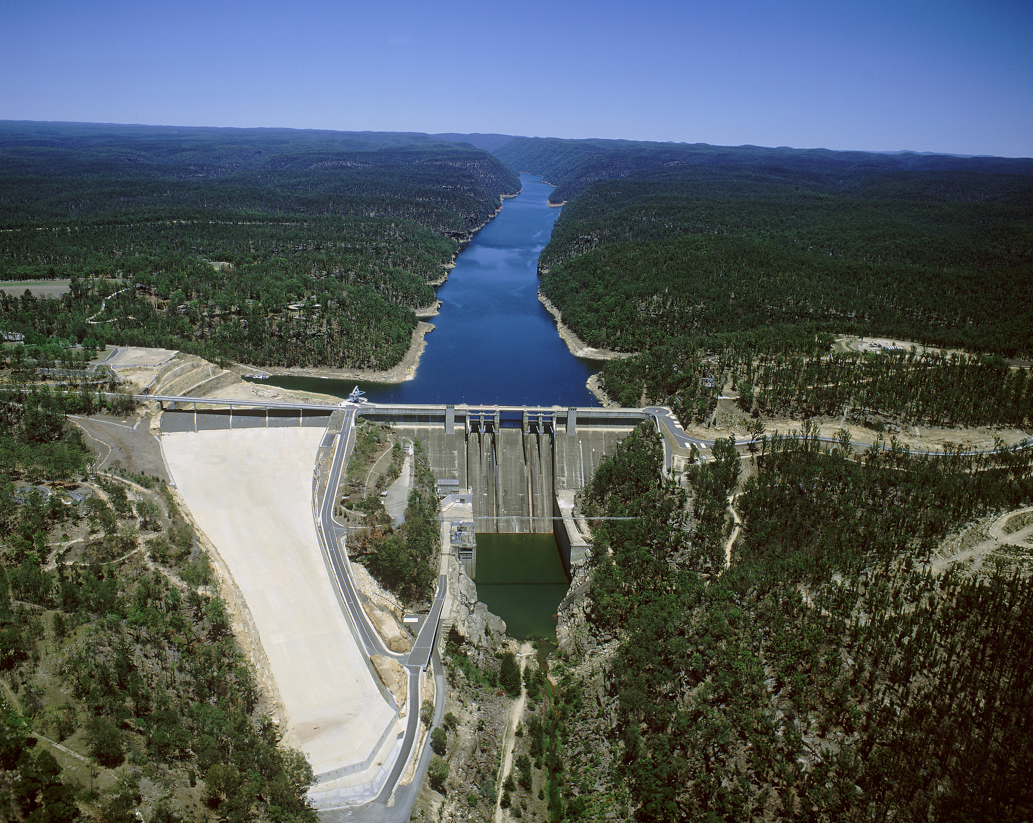 在水能丰富的河流应当有计划的进行什么开发
