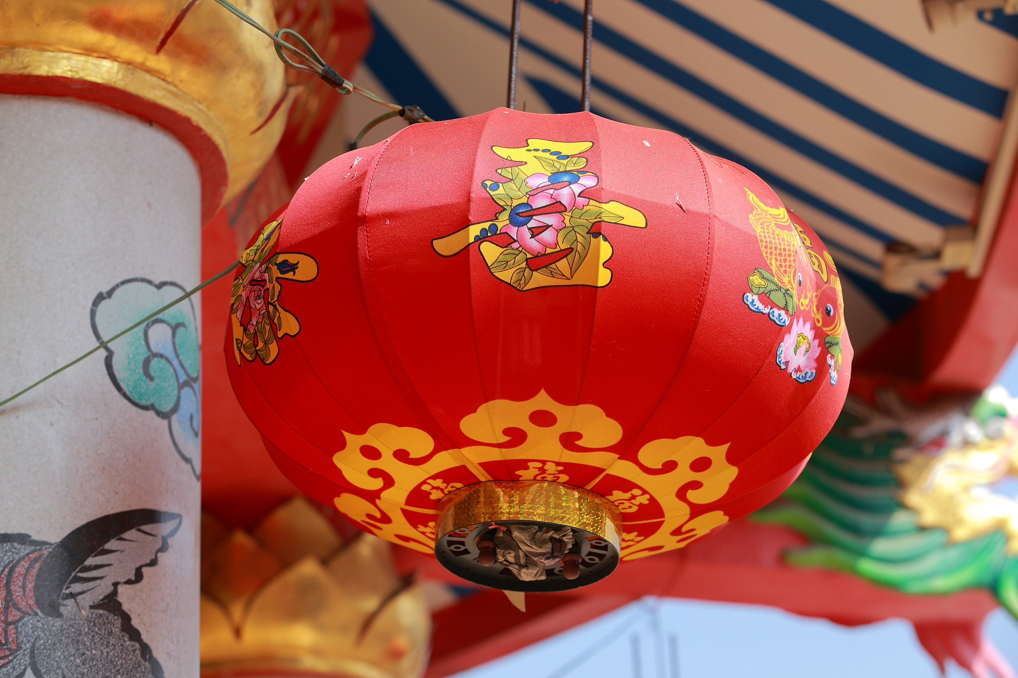 中国传统花灯：寓意吉祥的节日之光