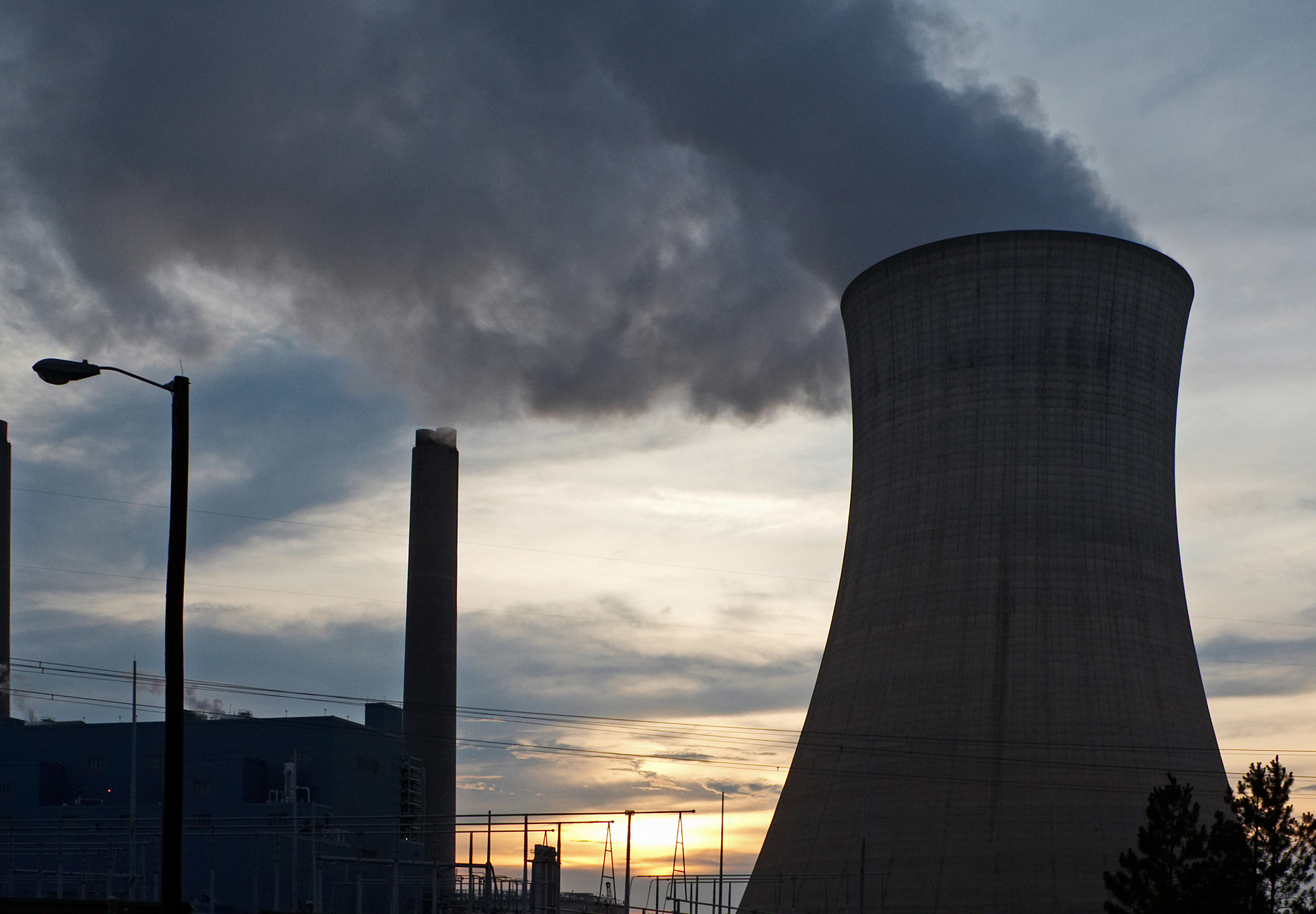 假设你是一位电厂建筑专业的在读学生请你写一篇去到火力发电厂设认识实习的的实习日记详细介绍火电的过程各个过程所需要的设备与建筑结构火力发电的优点和缺点并进行总结不少于800字