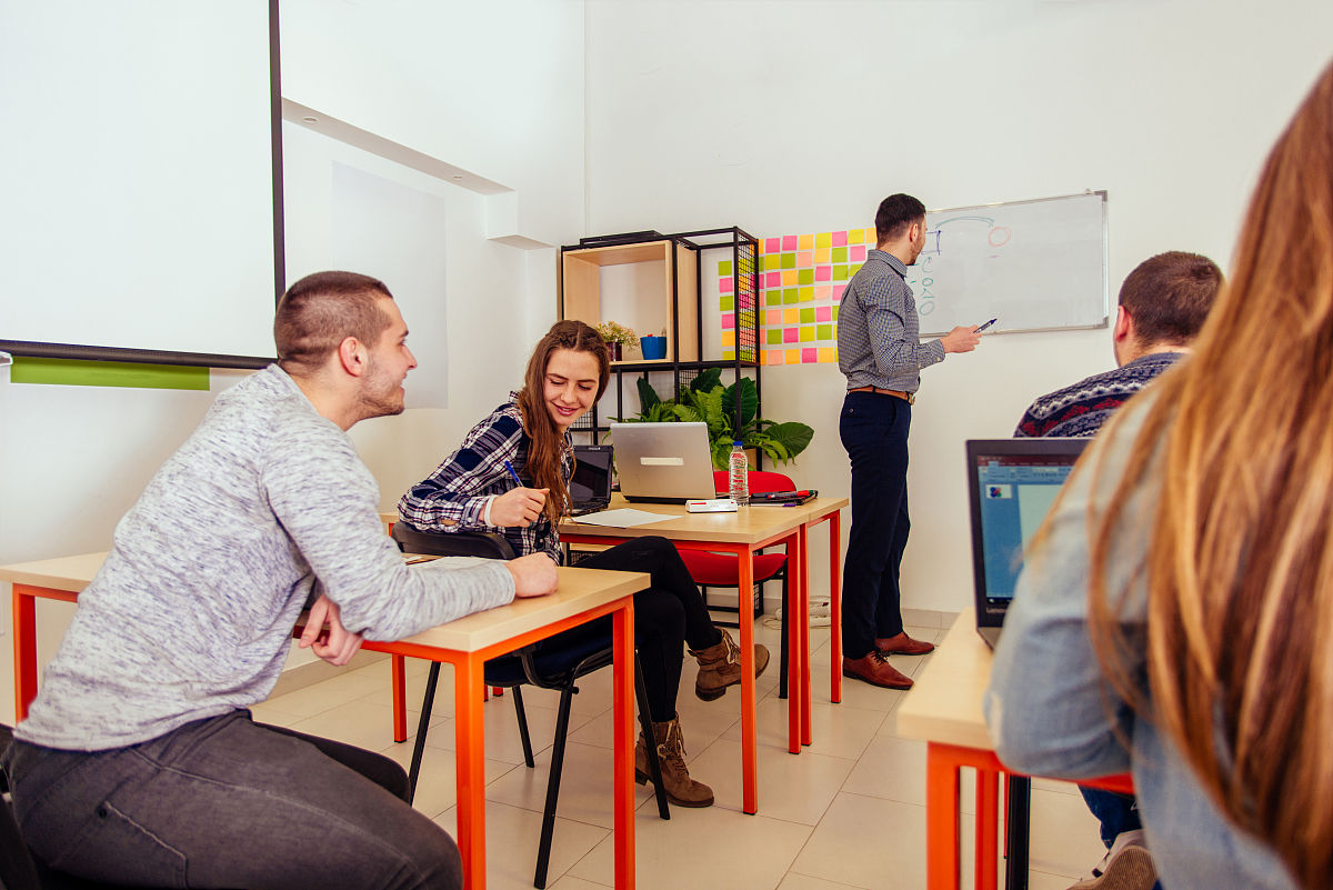 对下段话进行降重处理重复率控制在10以内：从这一教学环节可以看出教师的三次评价运用了多个维度逐步引导学生更全面地说出答案培养学生严谨思考的能力你观察得很仔细、你很仔细和每个人都从自己的优秀品质中学习逐步加深对学生的肯定调动其他学生的积极性。这些对学生素质的积极评价不仅可以肯定学生还可以为课堂上的其他学生创造良好的氛围这不仅可以引导他们也可以鼓励他们。