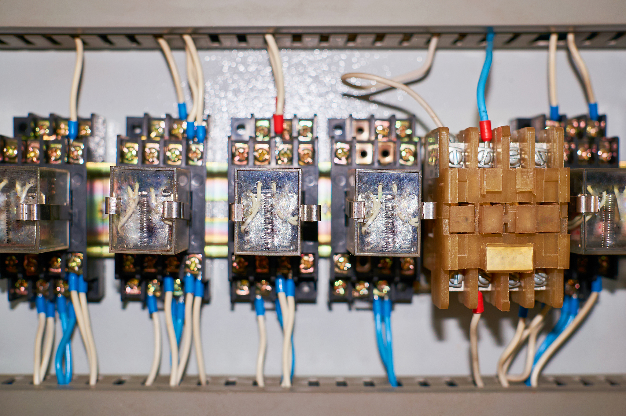 请比较三相不对称三角形连接的灯泡亮度