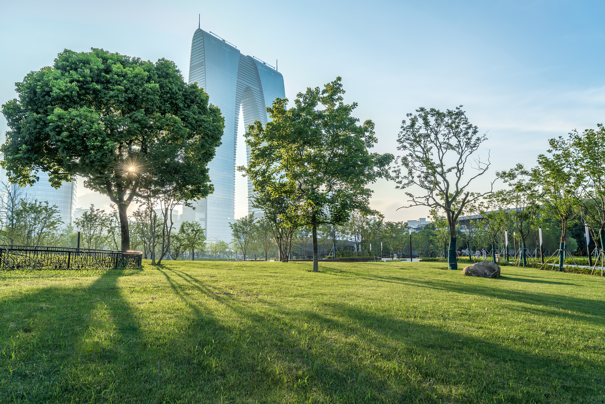 改写城市森林是城市人工化环境中所有植物的总和拥有的生物量集合应足以对当地的小气候特征、野生动物及水域产生影响