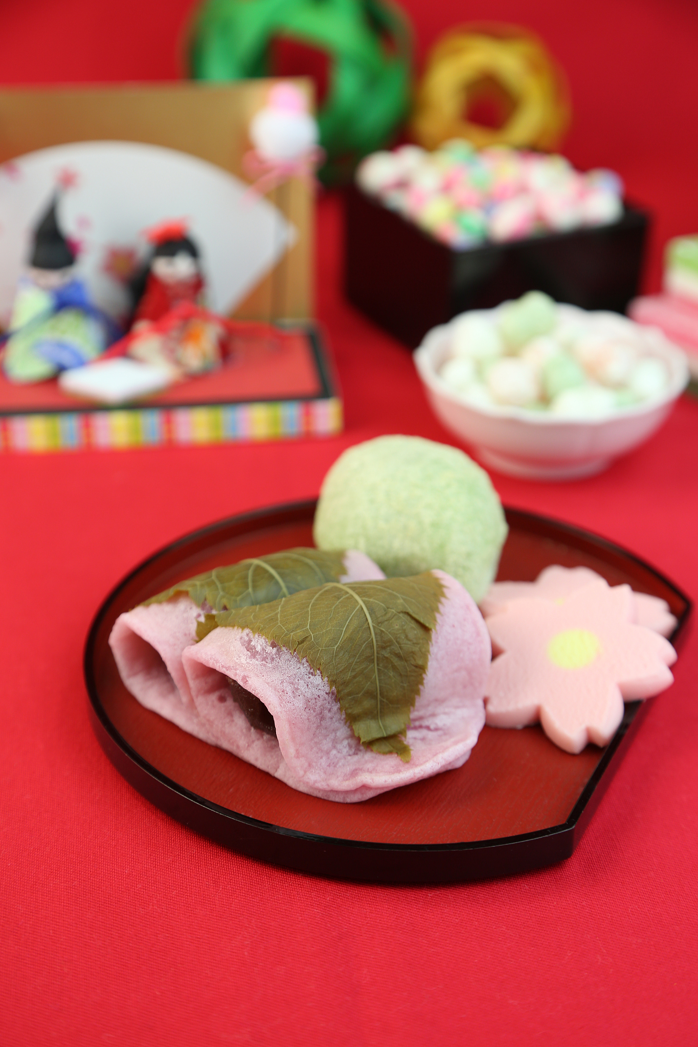 樱饼分为关西和关东类型类似我们国内北方的元曾和南方汤圆的意思。樱饼的粉色部分为糯米类外皮内里包裏着甜甜的红豆馅最外层用一片盐渍的樱叶子包裏。不仅从卖相到口味都可以说是百分百的时令点心概括一下