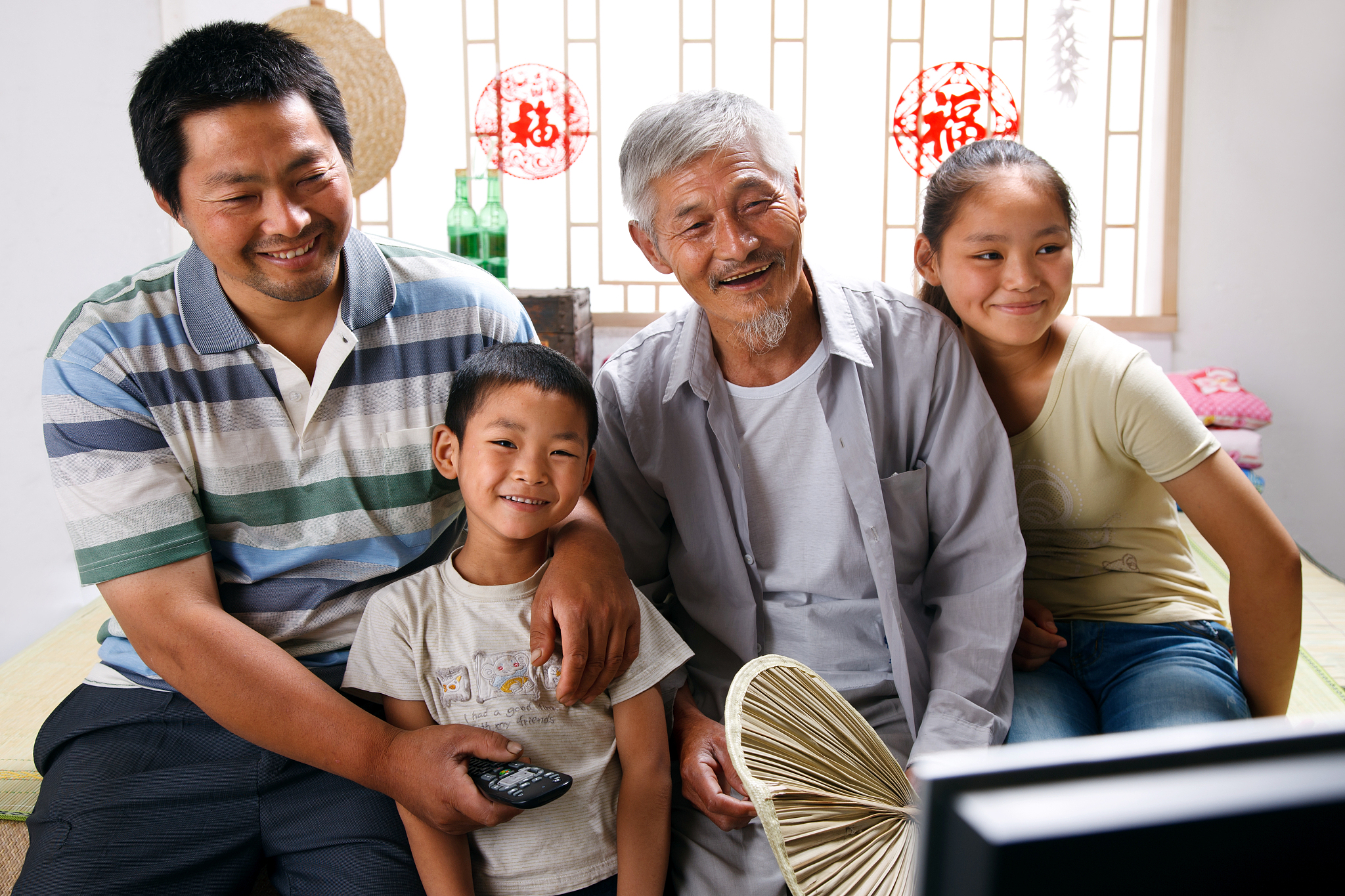 以自己家庭为例叙述自己爷爷奶奶、外公外婆到爸爸妈妈到本人从祖孙三