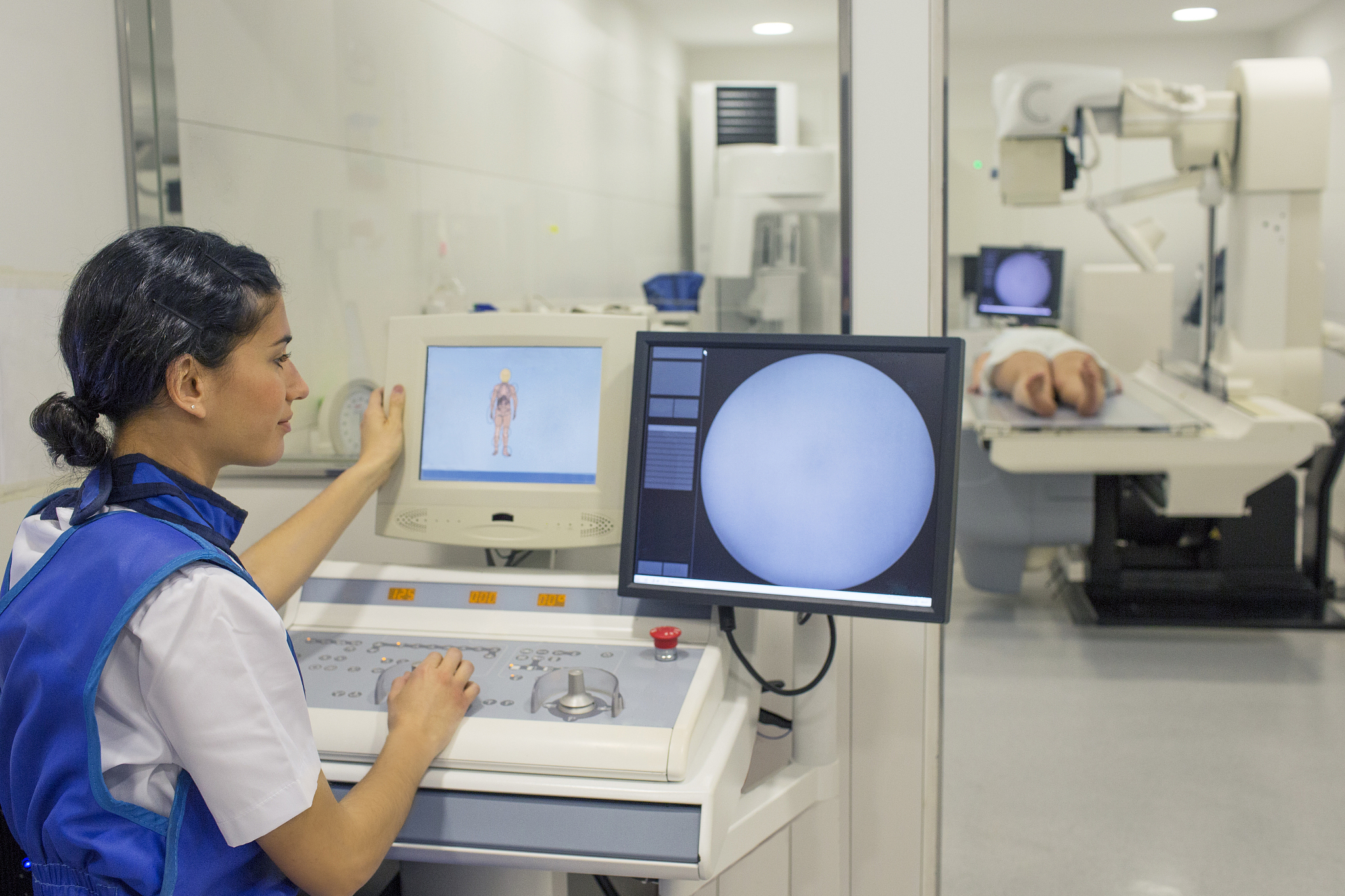 请帮我将下面内容制作成表格并分类播州区妇幼保健院眼保健室配备检测和治疗仪：聚光手电灯、红球直径5cm左右、遮眼板、标准对数视力表灯光箱、屈光筛查仪、直接检眼镜、视网膜检影镜、镜片箱、试镜架、弱视矫治及训练系列设、条栅视力卡、点状视力表共计13台。赤水市妇幼保健院眼保健室配备检测和治疗仪：视力表投影仪、焦度计、验光头、焦度计、裂隙灯、眼动力、保视佳、儿童视力表灯箱、标准视力表灯箱、五点三弱视治疗仪共