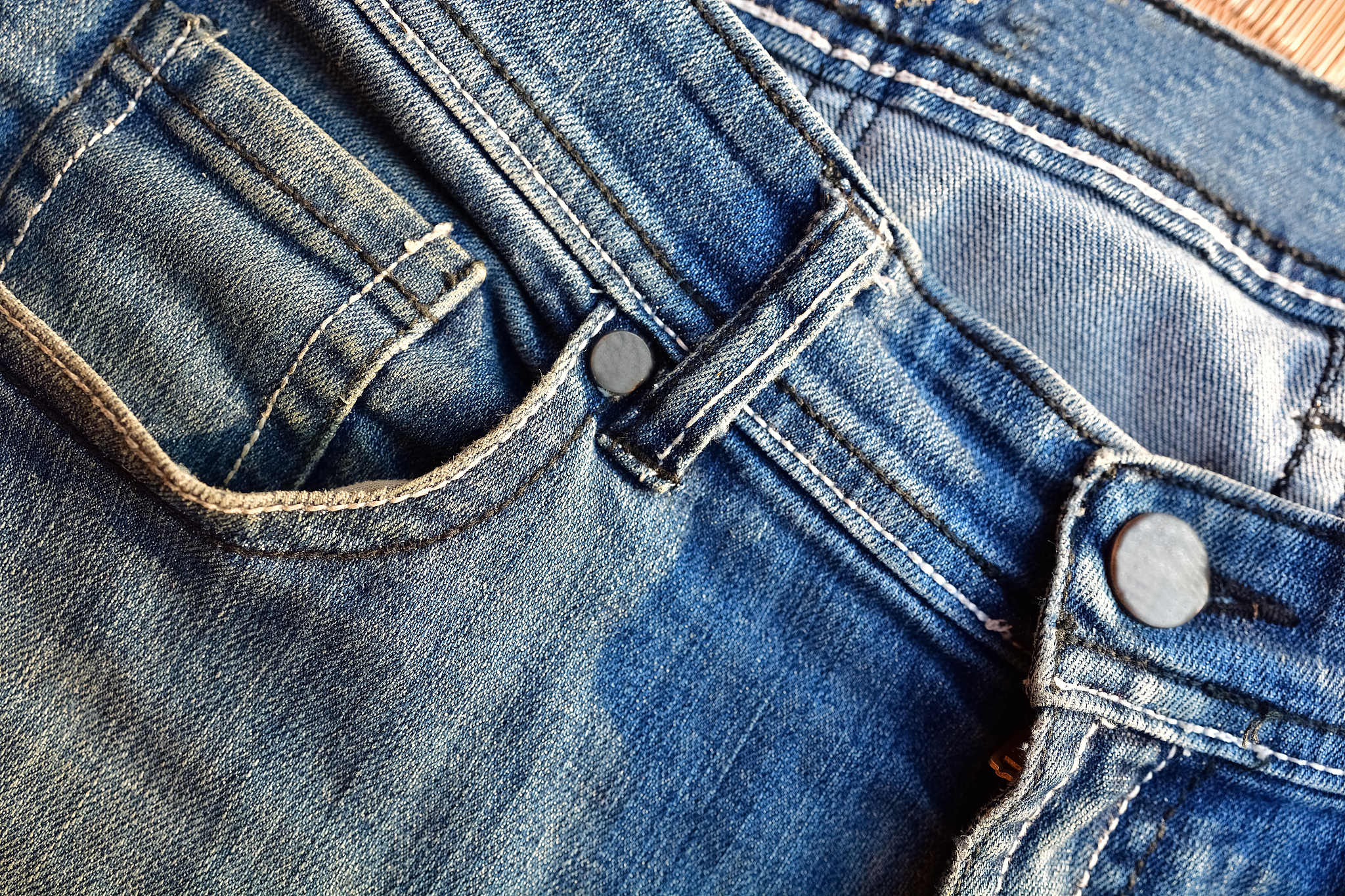 牛仔裤清洗指南：保持牛仔裤的色泽和形状