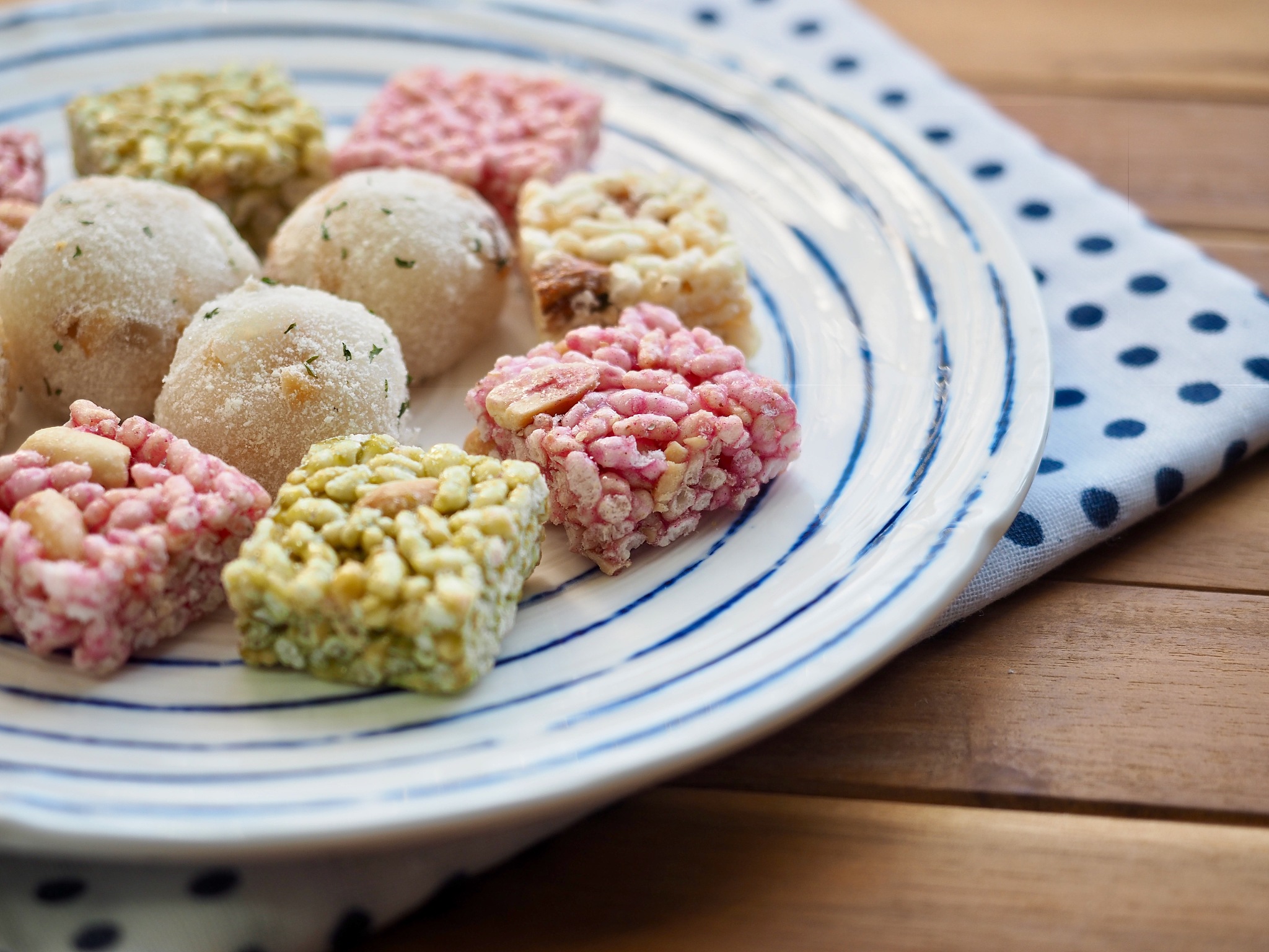 面 年糕面年糕是一种传统的韩国糕点由糯米粉和面粉制成。它通常呈长方形有时也会被切成小块。面年糕可以煮、炒或烤常用于制作各种韩国料理如炒年糕、年糕汤和年糕火锅。它的口感柔软、Q弹味道香甜是韩国美食中的一种经典之作。面 年糕 面粉 类似的主食1 饺子皮：也是用面粉制成的但是通常加入了水制成薄而有弹性的皮子用来包裹馅料制成饺子。2 面条：也是用面粉制成的但是通常需要加入水和盐制成面团后再切成条状可以煮、