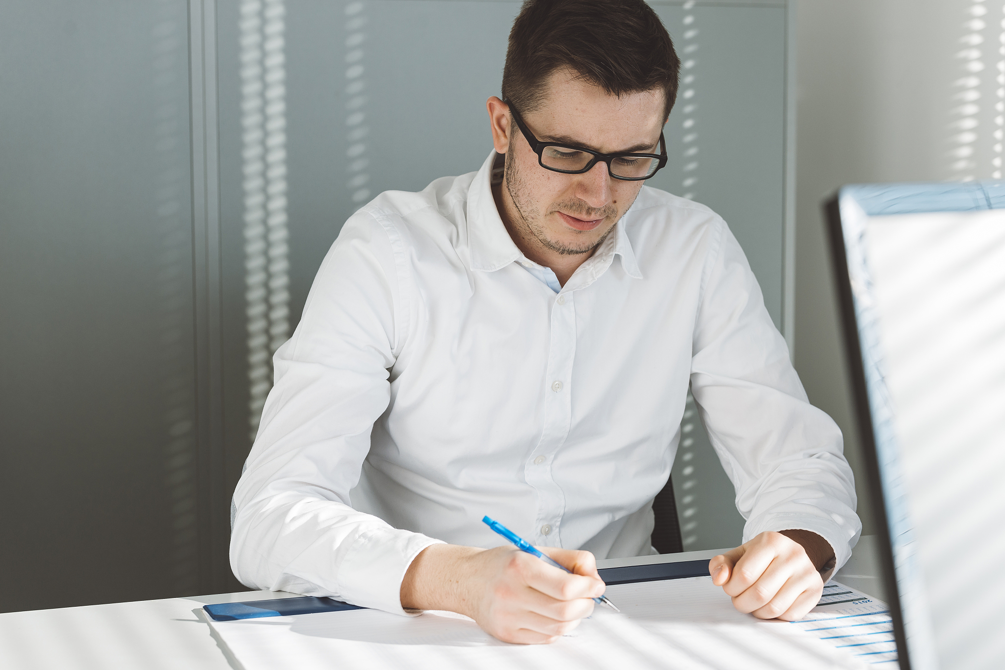 职业生涯规划书800字●自我分析与环境分析详细、正确目标制定合理切实可行●实施措施明确条理清楚大学四年规划详细