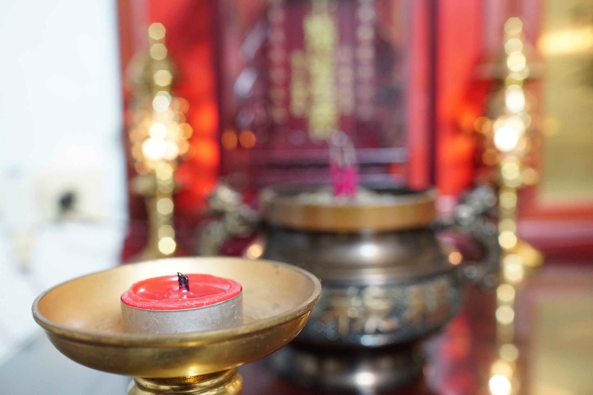 傍晚可以给菩萨摆供和换圣水吗不上香就是换圣水帮我用200字详细描述