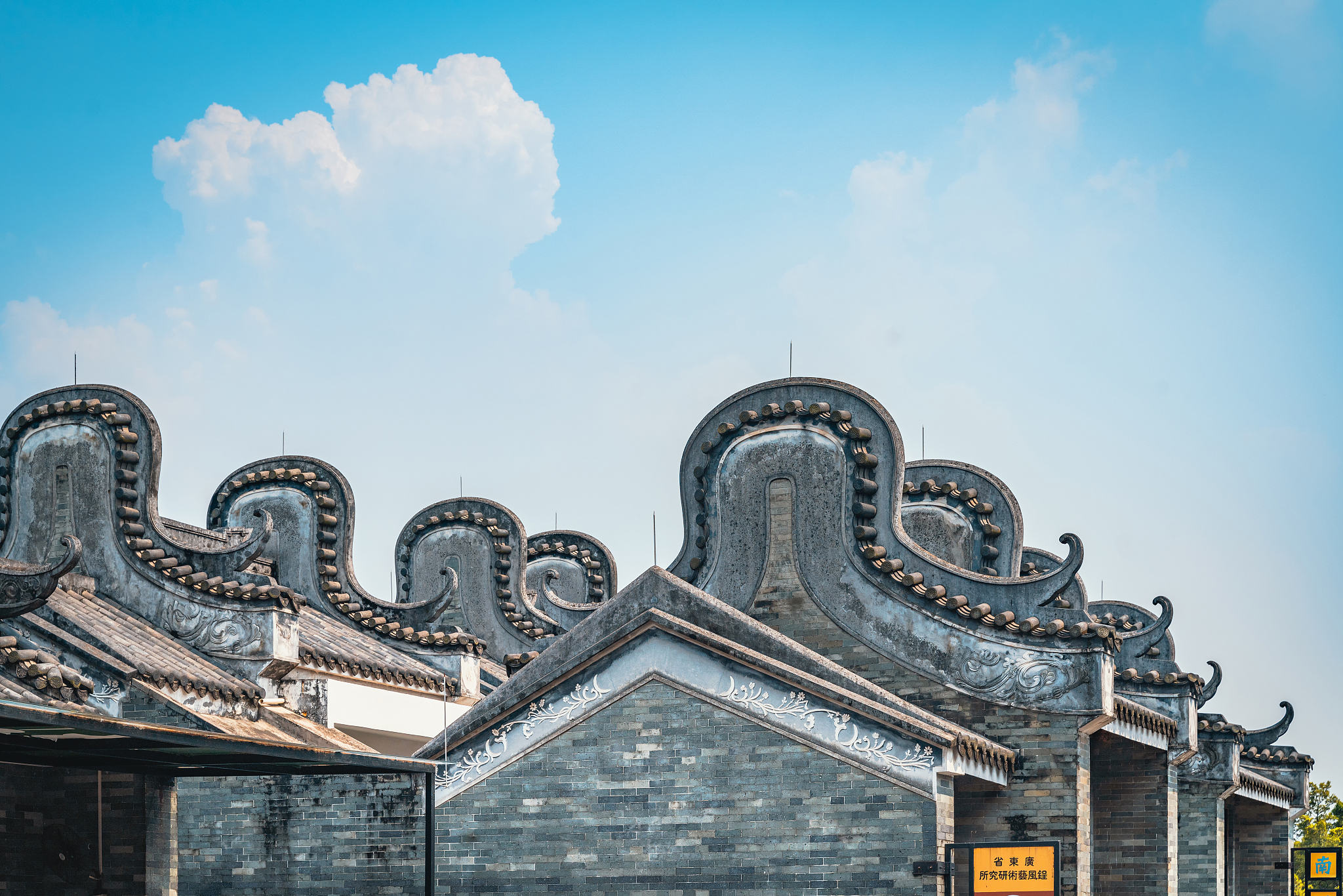 广东锅耳屋建筑风格：典雅传统与现代融合