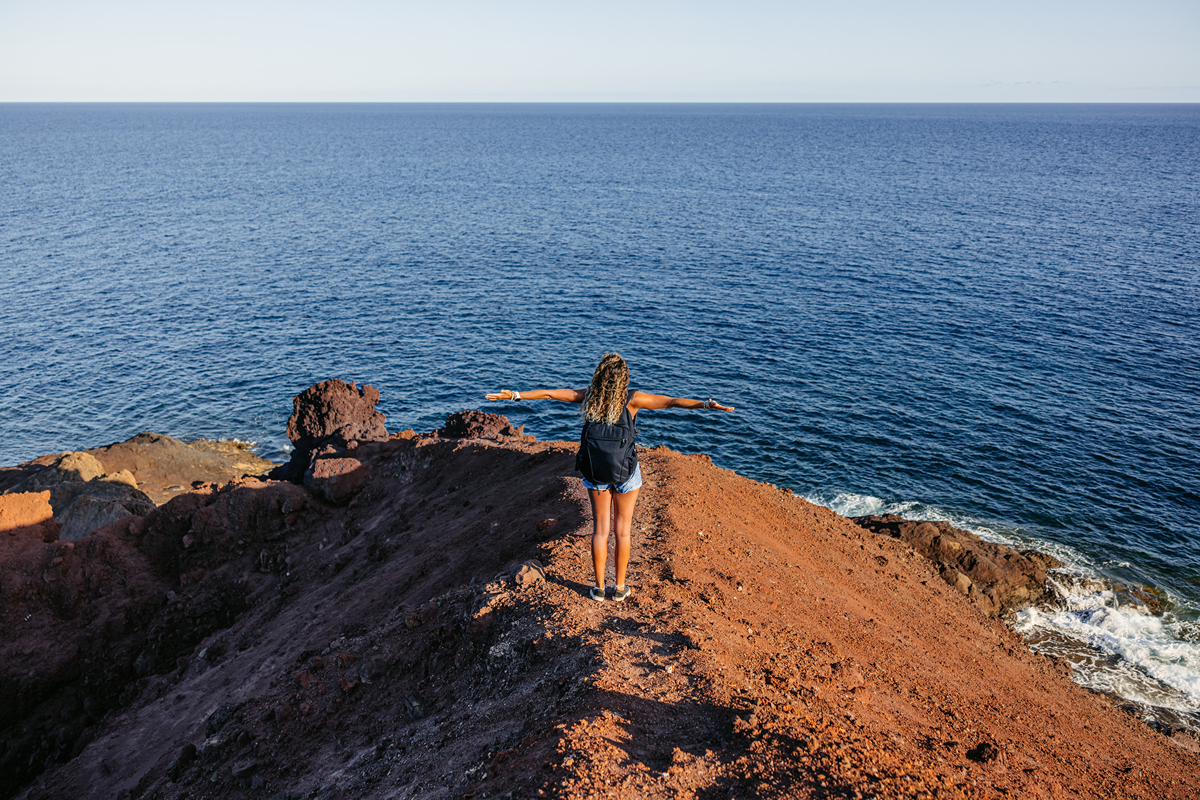 写篇标题为 旅行让我收获了珍贵的回忆和经历 的1200字文章并重新取个小红书爆文标题