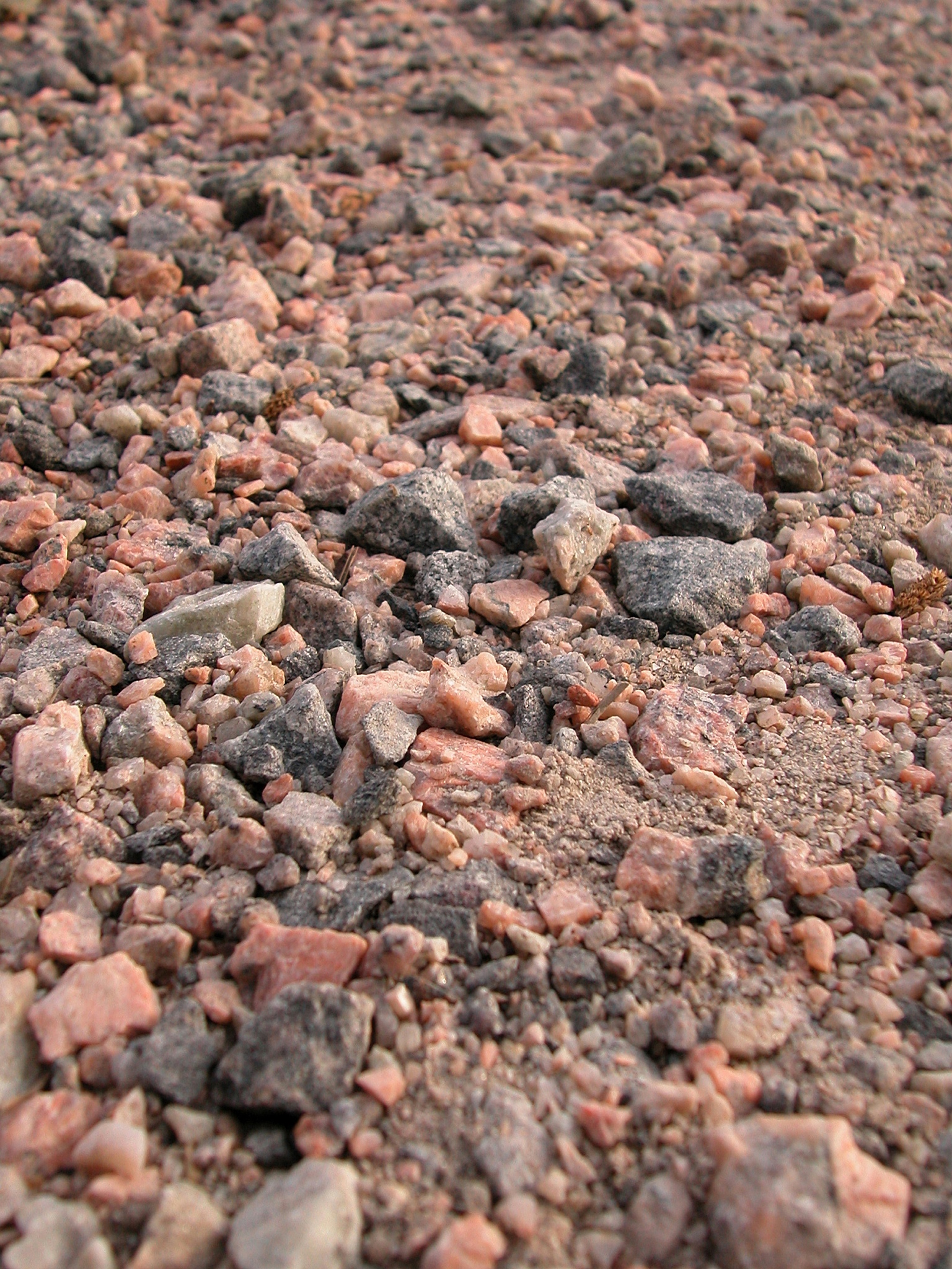 设计的透水混凝土强度为C25材料为4-6mm石子、胶结料、水厚度4cm宽度2米长度2000米工期30天。配合比中不要加入砂子