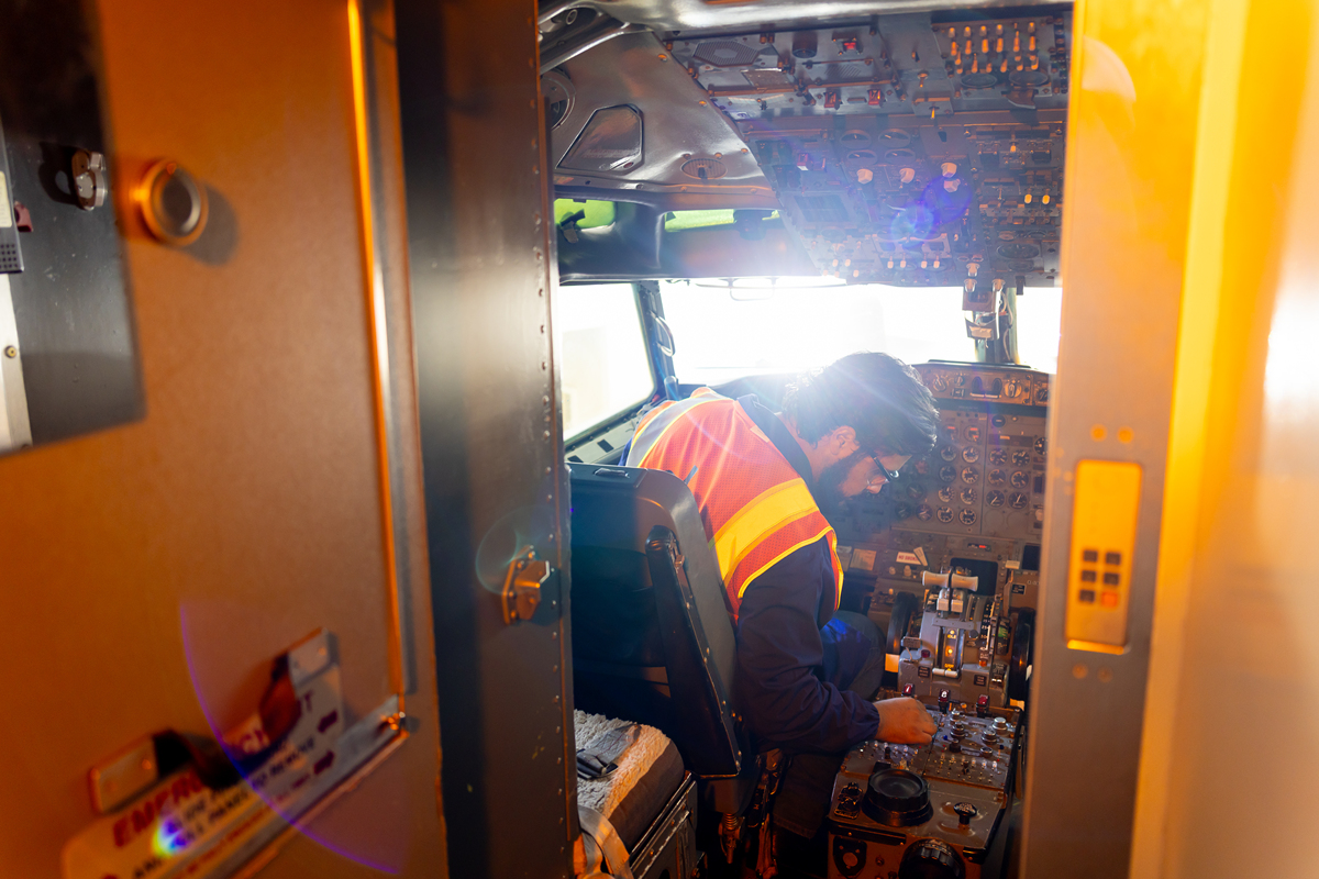 飞机客舱设施全面检查，确保安全舒适旅程