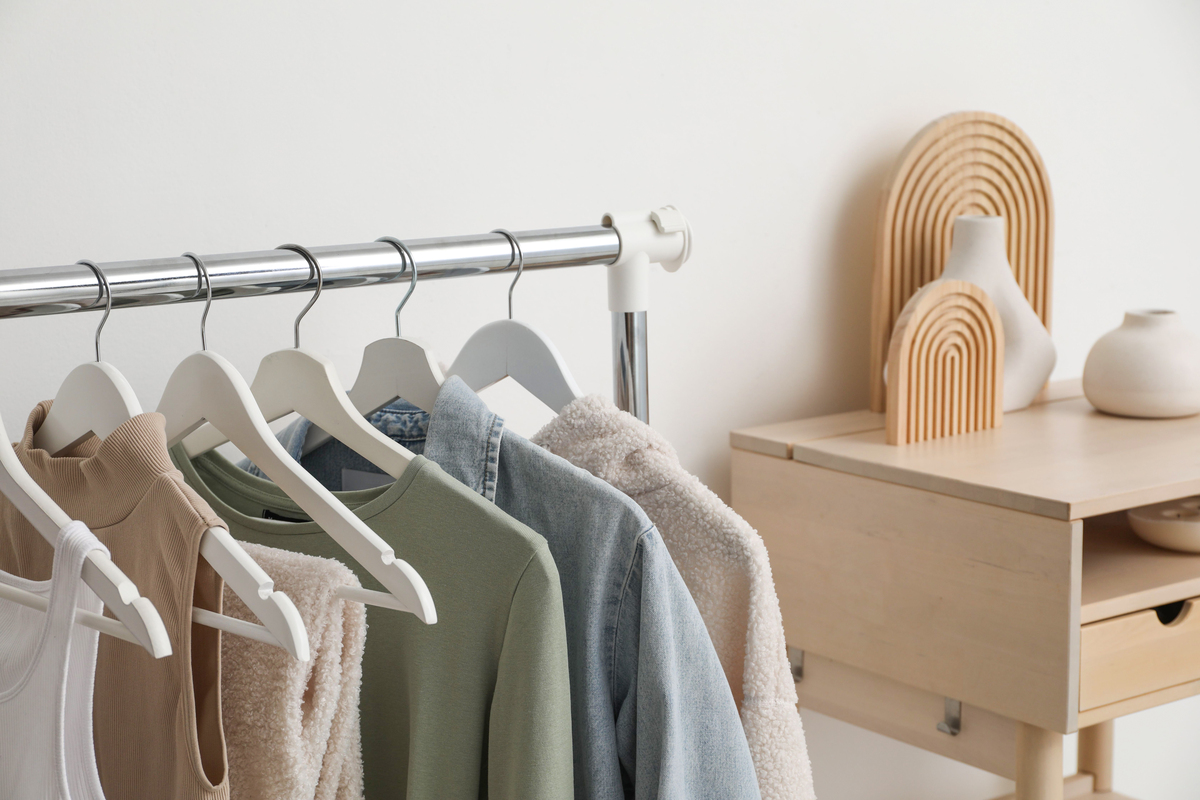 用美式英语写5条关于Laundry Room Drying Rack Wall Mounted Clothes Hanger Folding Clohes Wall Hanger Home Storage Organizer 2 Racks With Rod的好评以及其好评标题。结果格式为标题：好评内容。