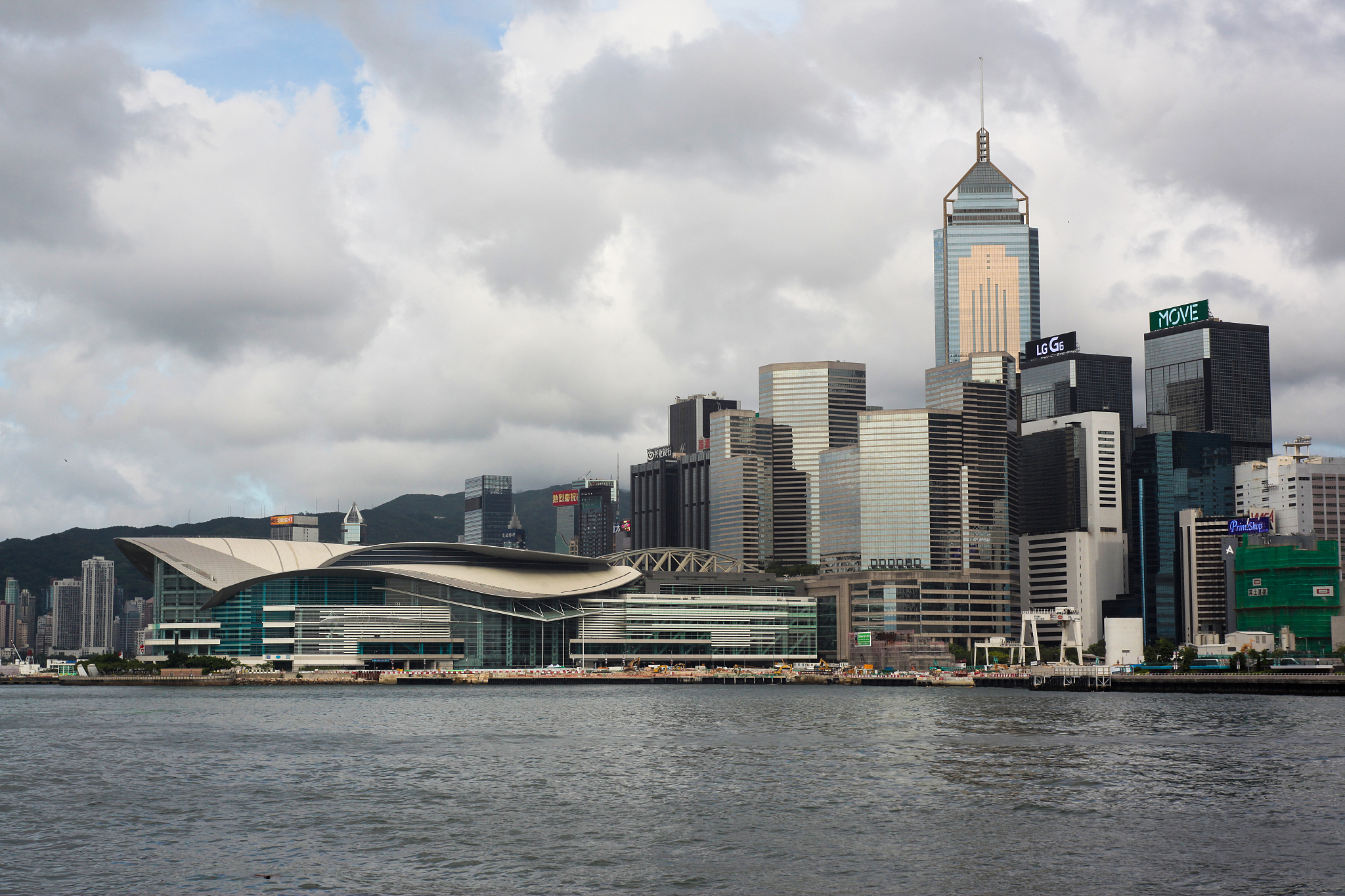 帮我做一份第一次去香港的旅游攻略带上1910去中环海滨空间看演唱会3个小时的行程出发地深圳坂田日期4月10日带上天气