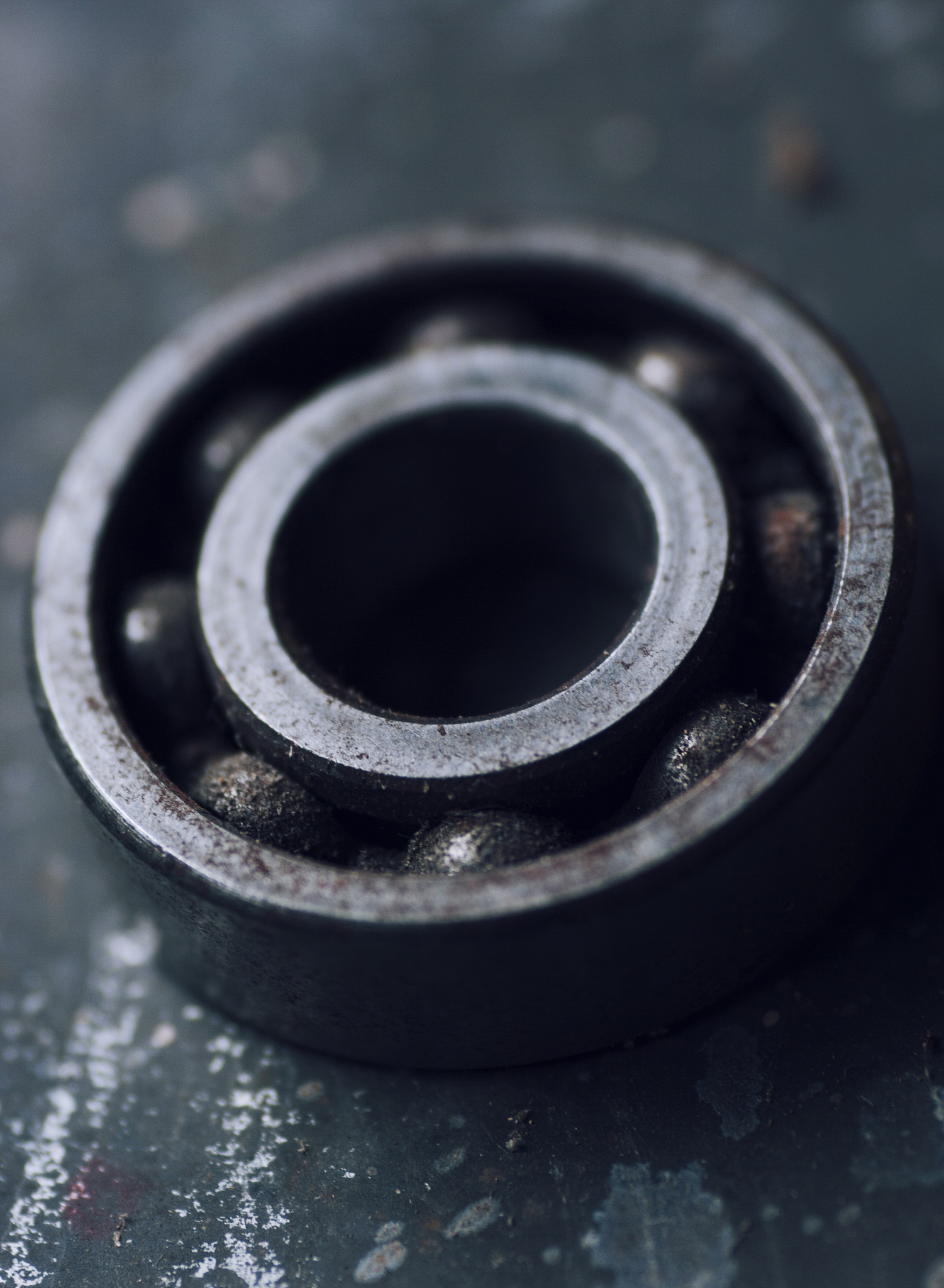 滚花防尘螺帽在压铆过程中带有链条的作用