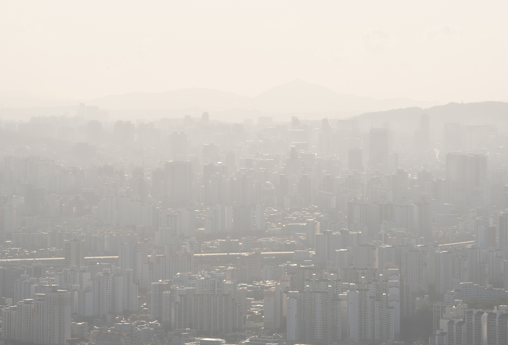 请考虑空气净化器的外观形状、不同隔板数量、出入风口的数量等因素在一定的空气污染条件下给出一台空气净化器的不同安放位置对空气污染浓度的影响并以此建立数学模型
