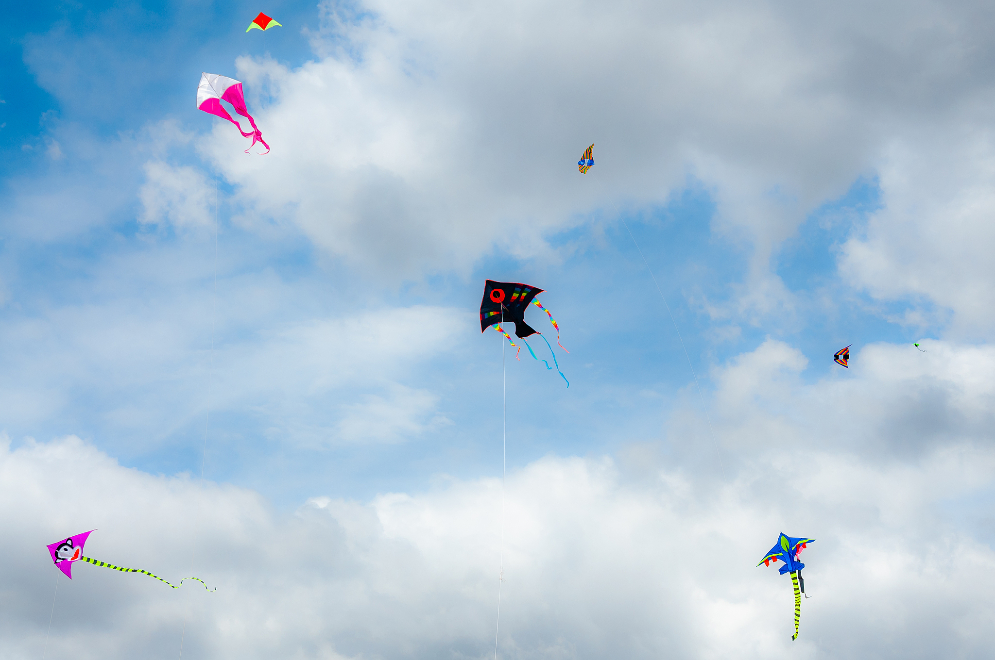 四级英语翻译一下在山东省潍坊市风筝不仅仅是玩具而且还是这座城市文化的标志。潍坊以风筝之都而闻名已有将近2400年放飞风筝的历史。传说中国古代哲学家墨子用了三年时间在潍坊制作了世界上首个风筝但放飞的第一-天风筝就坠落并摔坏了。也有人相信风筝是中国古代木匠鲁班发明的。据说他的风筝用木头和竹子制作飞了三天后才落地。