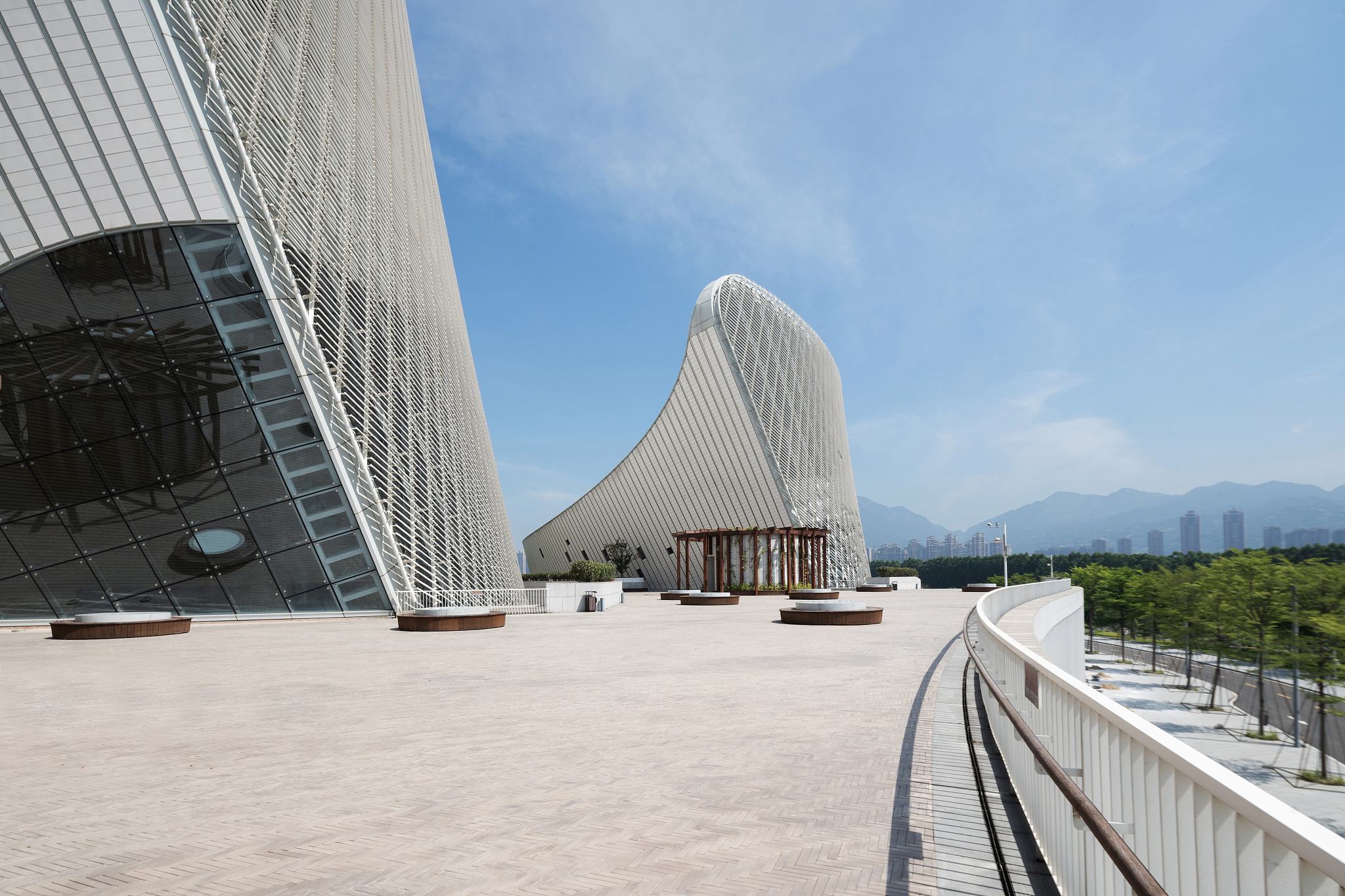 运动流线型建筑:现代与未来感的完美结合 运动流线型建筑:现代与未来感的完美结合