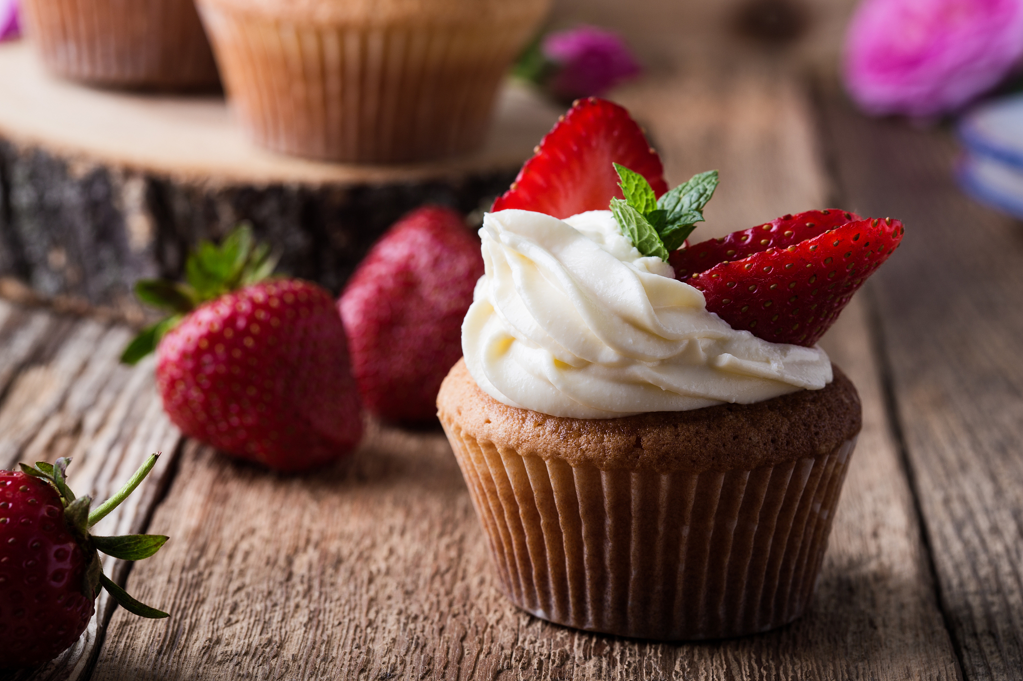 我写了一篇文章你给我点评一下如果满分是100分我这个能打多少分：自幼有疾坎坷多年。阳错阴差入食品圈。进校发现不胜试验。亦难进入食品车间。营销业务难上加难。思及生计一片黑暗。丙戌年秋求学泰安。硕士二年迷茫心间。幸遇明师热心提点。文字为业扬长避短。恩师著书邀我参编。查阅资料结识论坛。回想经历感慨万千。驰骋网络纵横家园。复次一年版主抗肩。食品广角聚大家谈。年少轻狂无惧无憾。讲堂授课案例书编。食坛老李独具