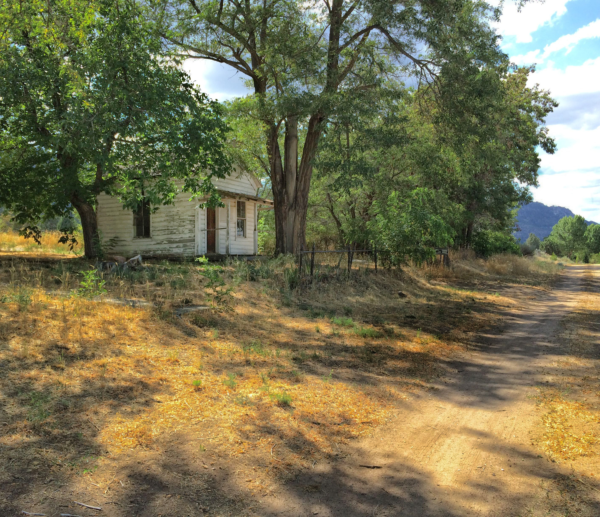 形容房子破旧没人的景象的诗句？