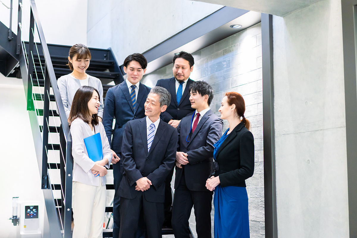 商务人士在办公室楼梯上聊天
