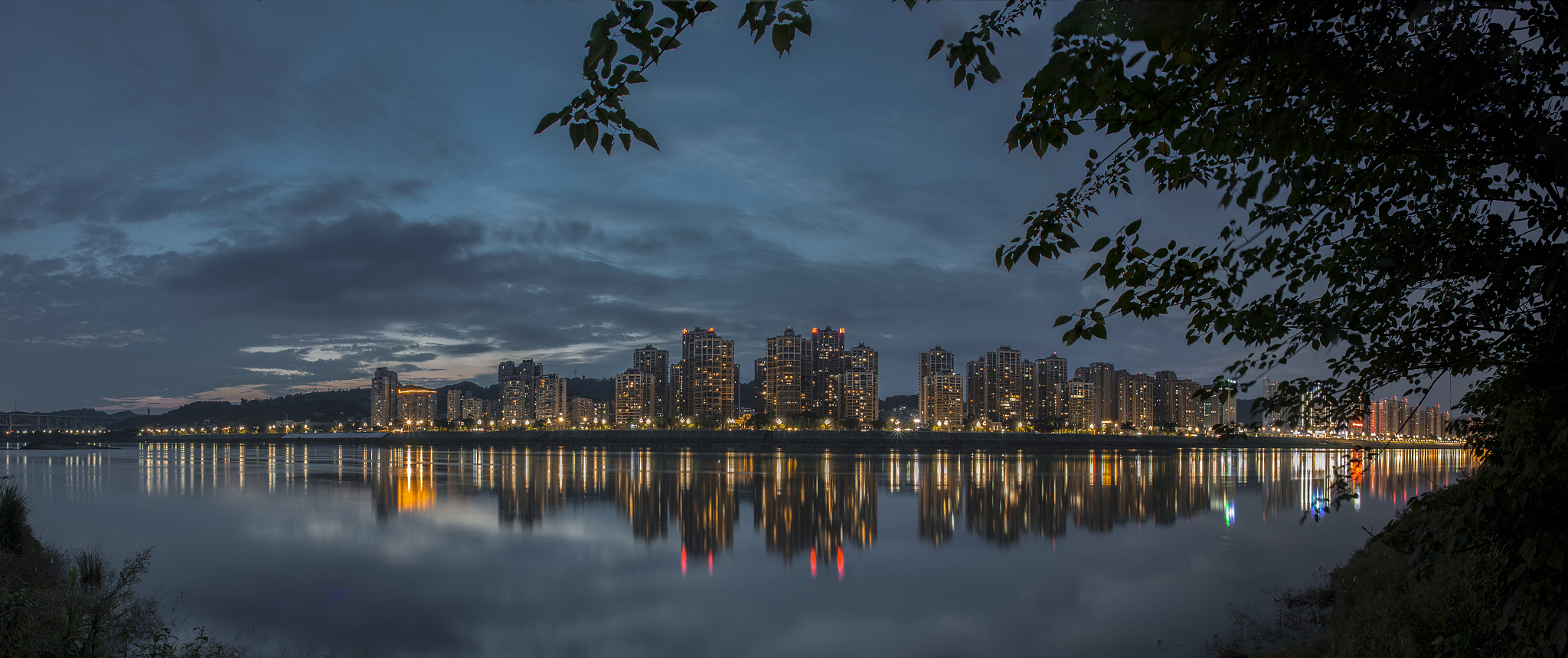 金沙江滨江旅游城市宣传标语：尽享江畔风光