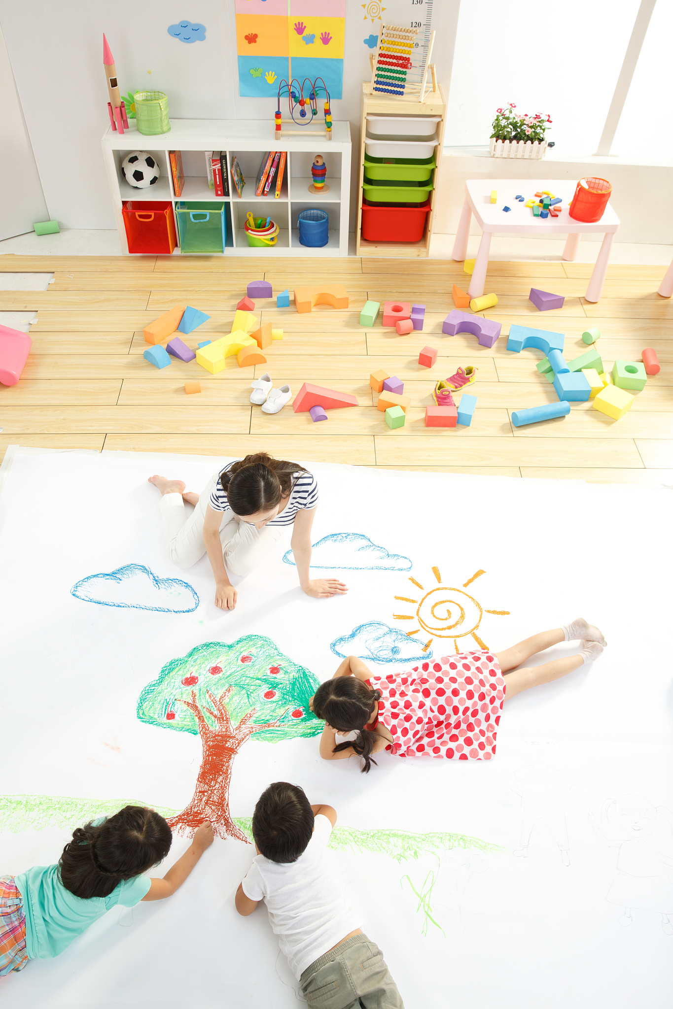 幼儿园儿童和老师在作画