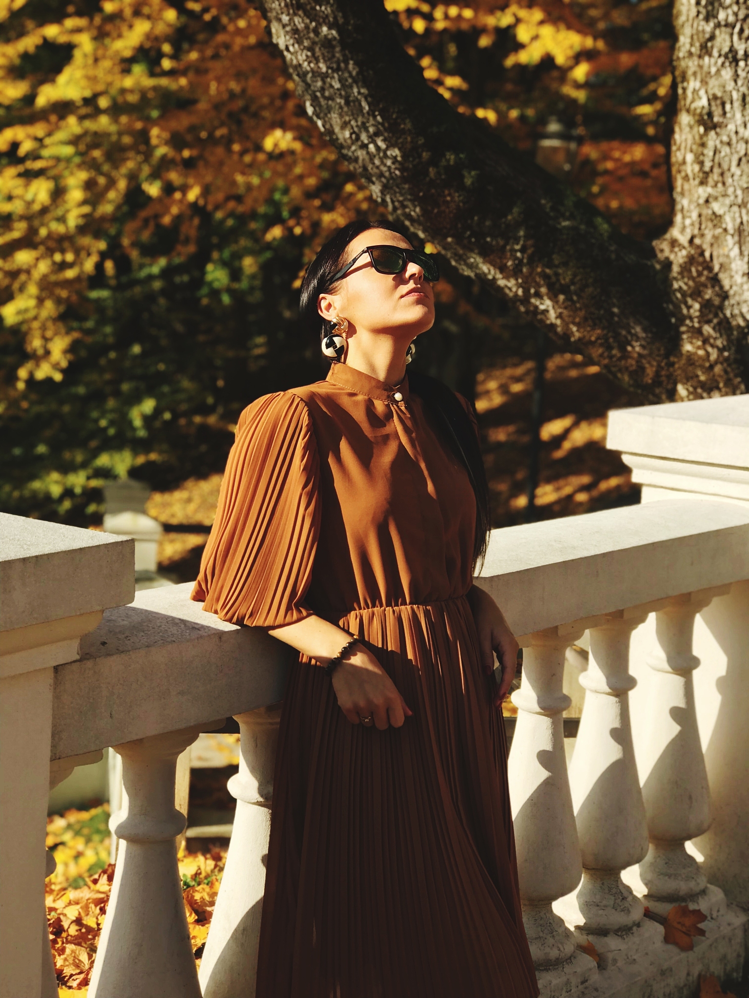 编写两篇女装的穿搭推广文案包含标题每一篇不少于三百字风格是优雅复古时尚