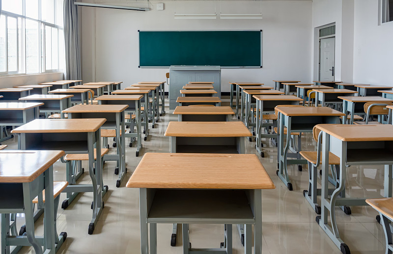 教室的教师讲台的学生课桌的水平距离应该为多少？