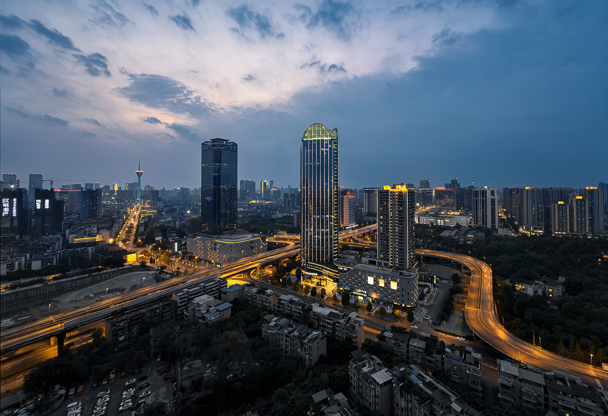 夕阳被乌云挡住了,留下最后的一抹晚霞,成都杉板桥立交车水马龙
