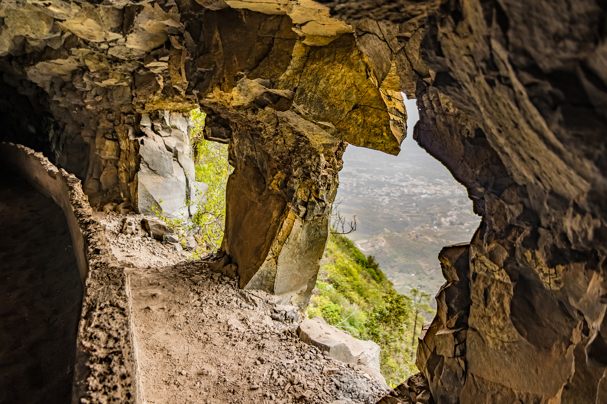 以主角穿越到异世界这里崇尚武道强者可以移山倒海主角拥有一个可以随时随地拉人的空间空间的作用约等于龙珠里的精神时光屋主角在空间里是无敌的但拉的人是随机的可强可弱而且每周只能拉一次但每次主角完成成就气运会增强拉到强者的概率也会增高主角则需要装高手来让强者给他资源使外界的他变强为设定写一本小说共200章每张2000字