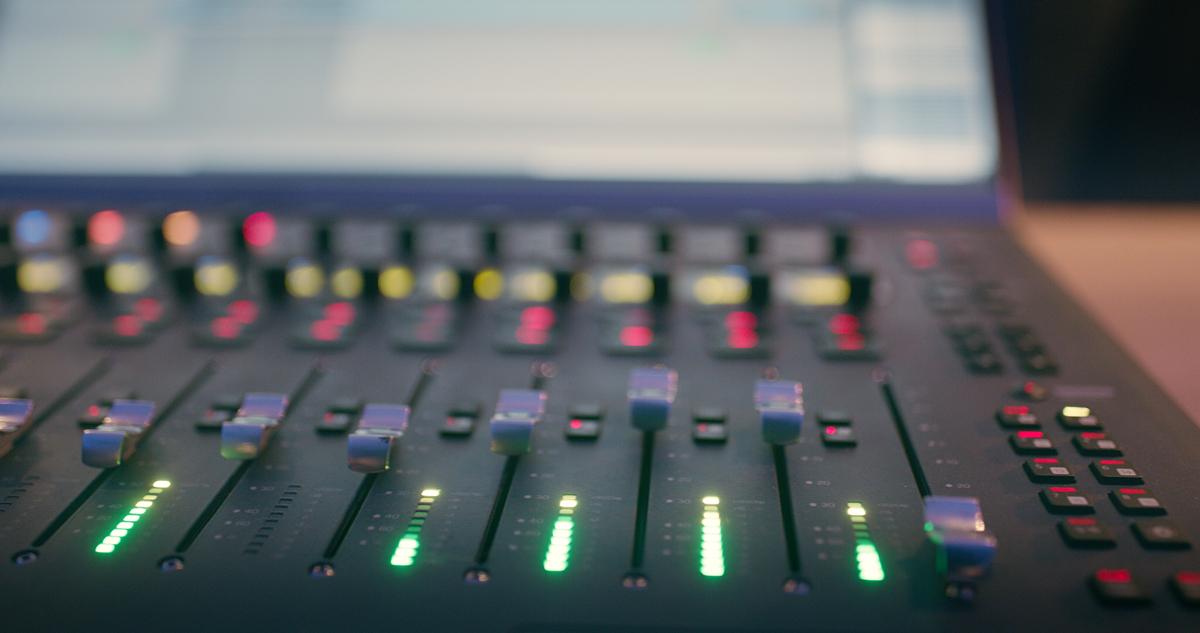 帮我写一份专业的电影同期录音方案以及后期音效设计方案不得少于1000字