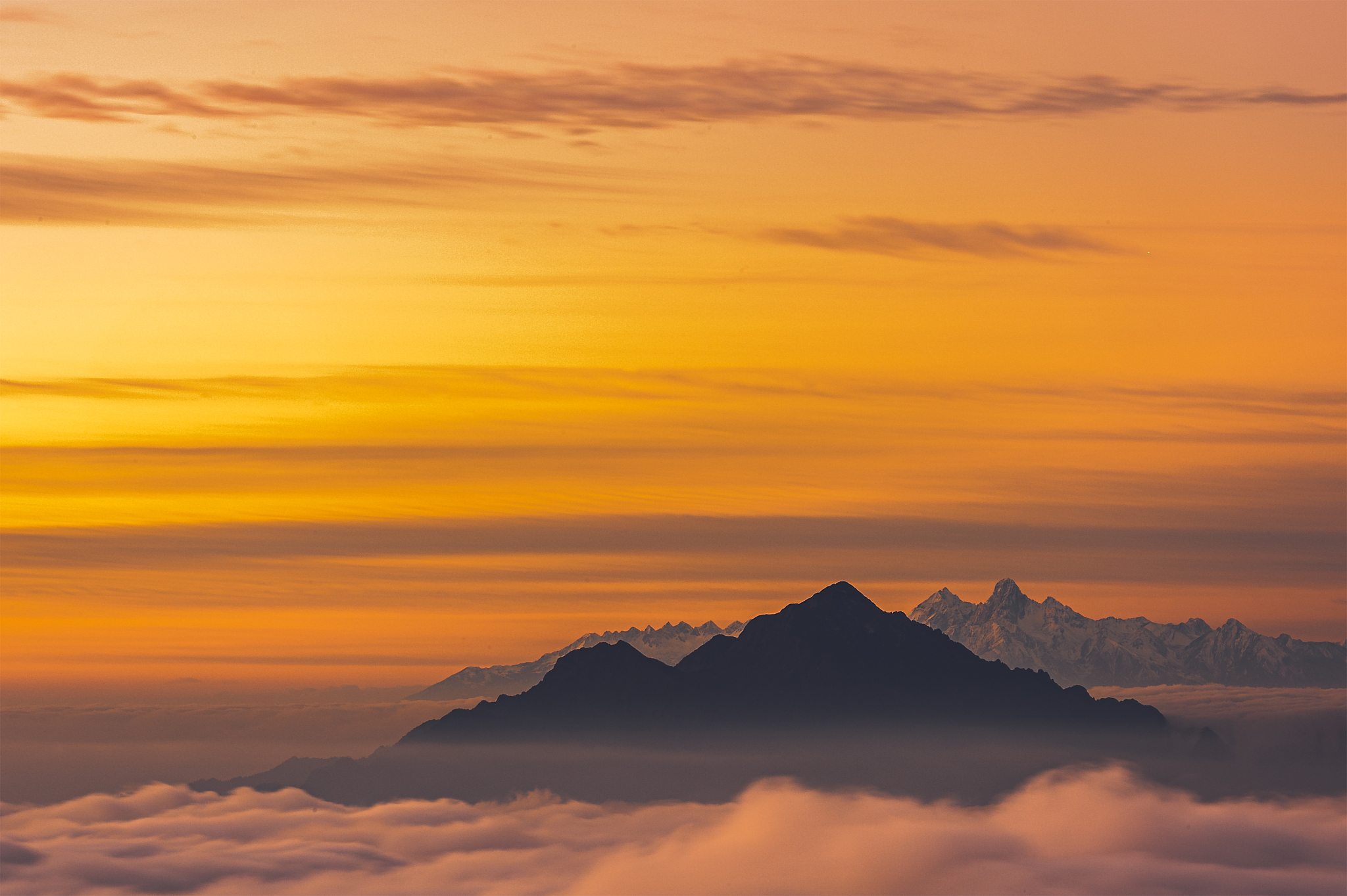 山顶背影：金色天空下的孤独与壮丽