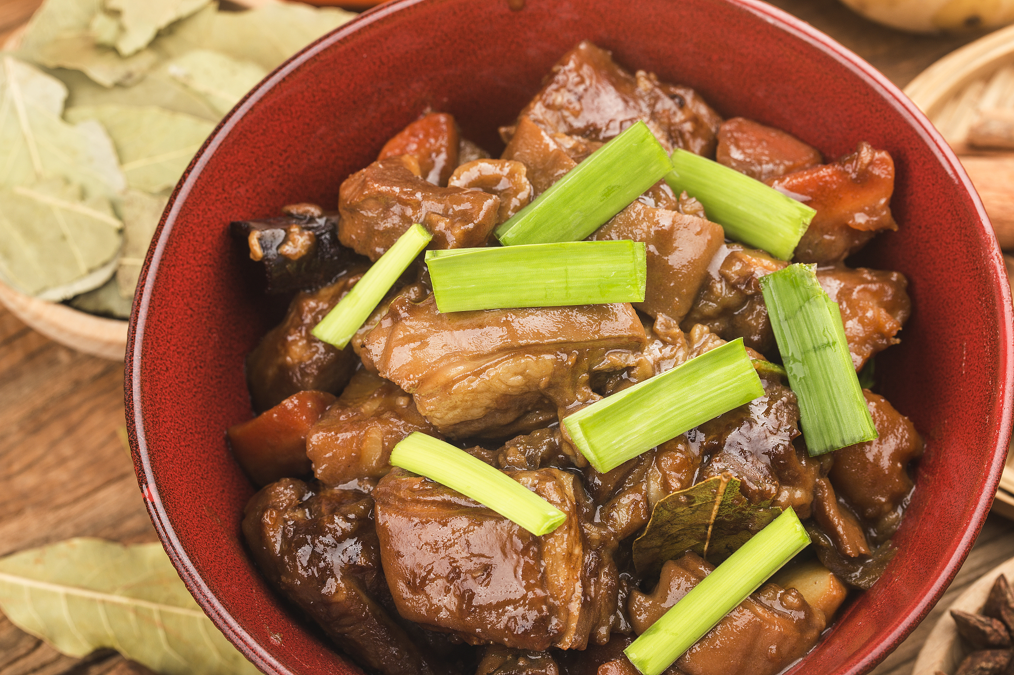 请帮我写1篇650字的博客文章主题是：红烧羊排的做法