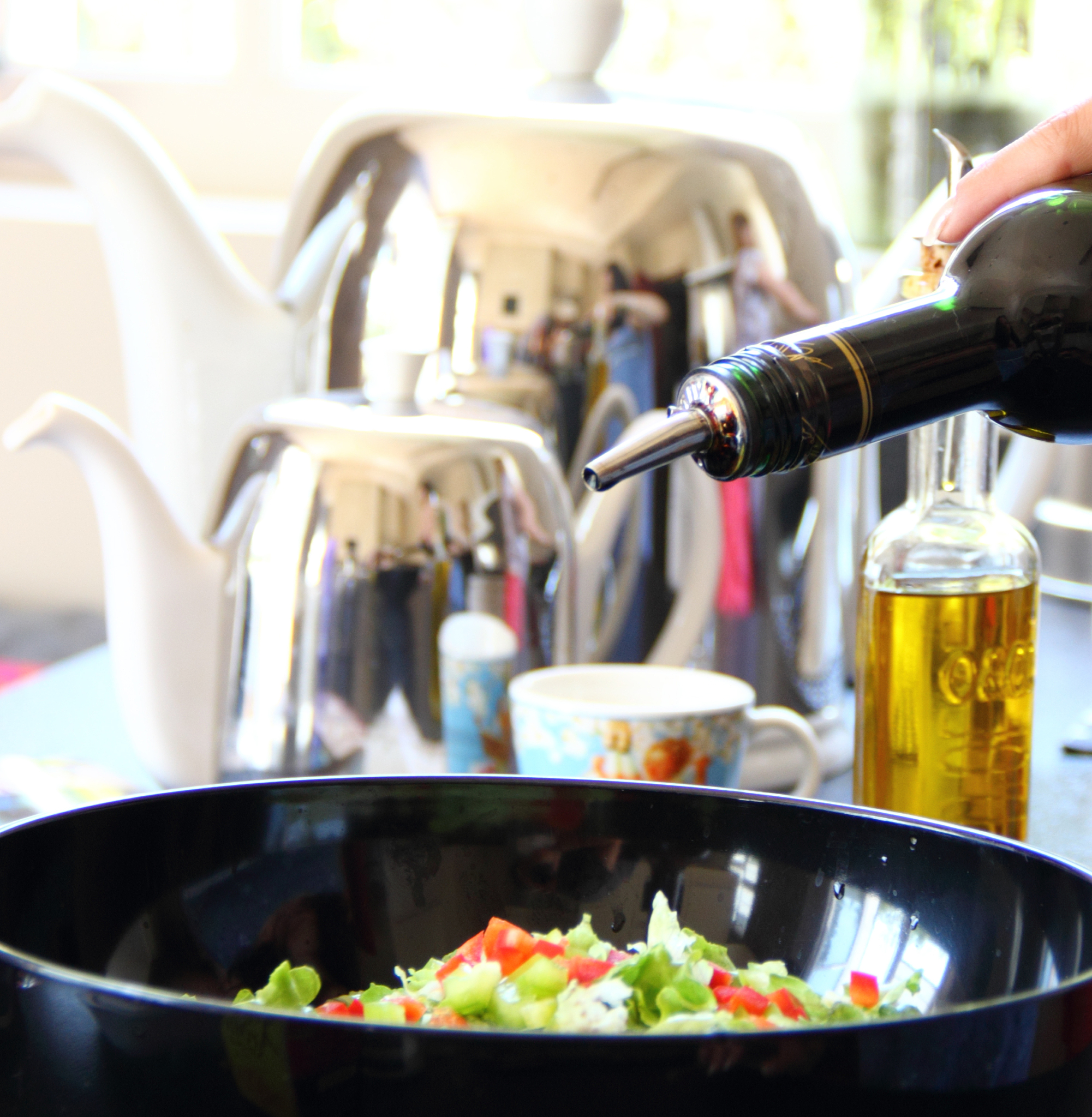 厨房辛劳：油烟与菜刀的诗意表达