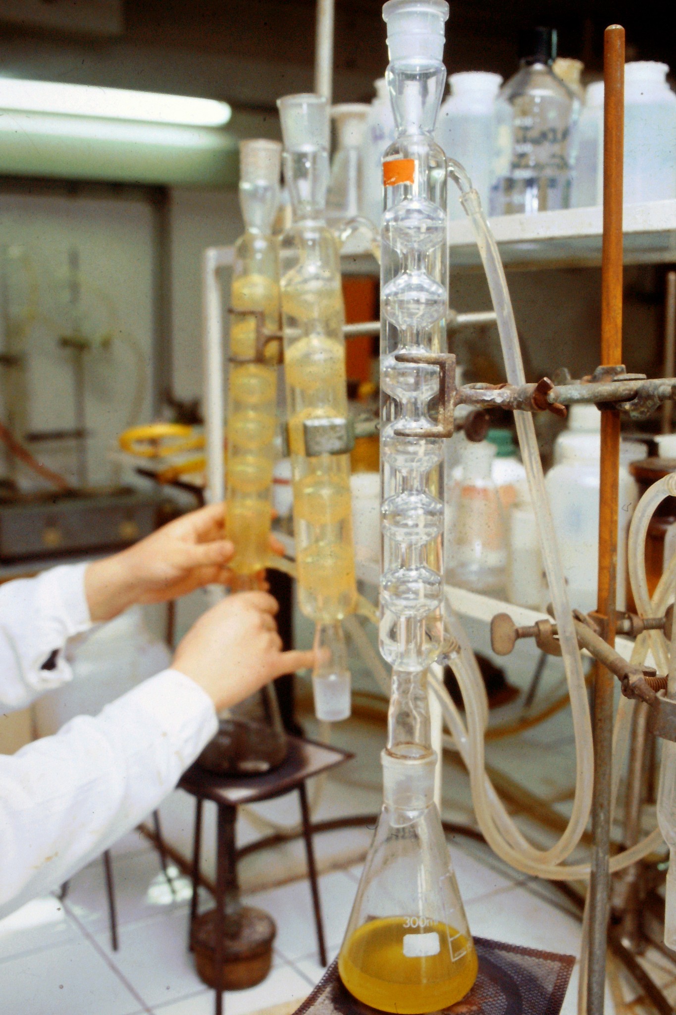 浓硫酸和烧碱混合反应：危险与原理