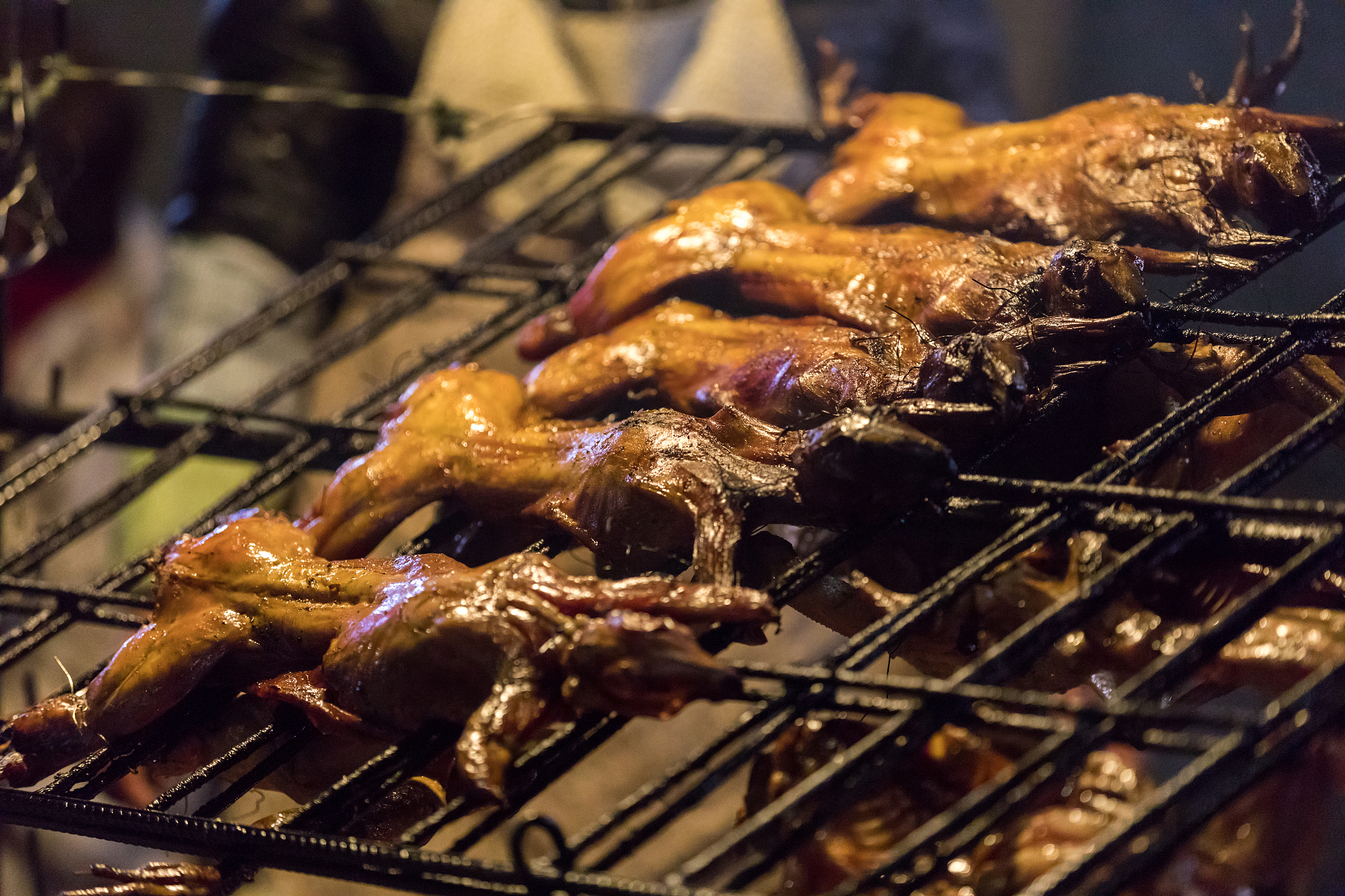 生成一题很绕的逻辑难题并给出答案