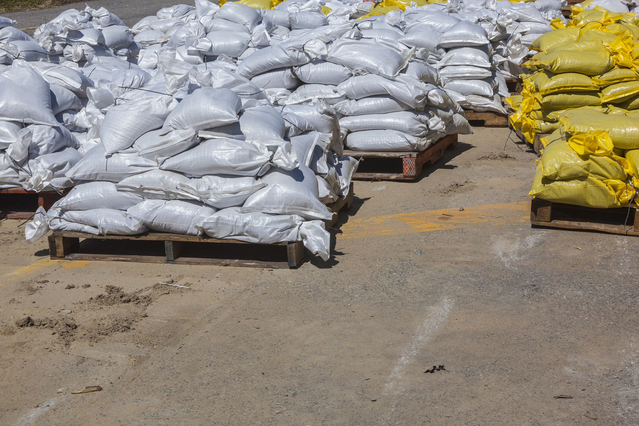 请翻译综合以上情况我们认为运输中货物并未遭受外来水分其霉变原因应该是本身含水量高导致的