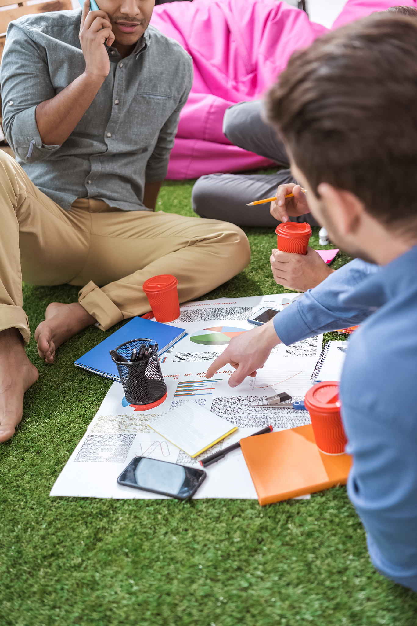 帮我写一个培训内容关于新入职大学生参加信息公司组织结构以及各个部门业务范围的培训感想开头要写董事长出席开班仪式要求2000字